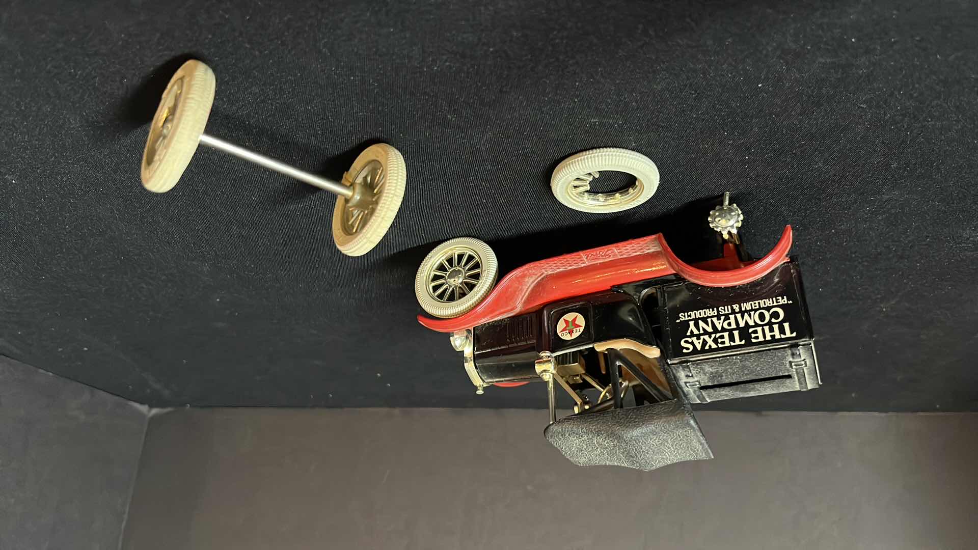 Photo 1 of ERTL DIE-CAST METAL LIMITED EDITION TEXACO 1918 FORD RUNABOUT LOCKING COIN BANK W KEY, COLLECTORS SERIES #5, 1988,  NO BOX W BROKEN AXEL, REPLACEMENT AXEL INCLUDED (STOCK NO 9740VO)