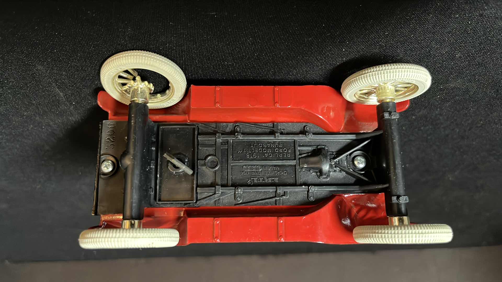 Photo 1 of ERTL DIE-CAST METAL LIMITED EDITION TEXACO 1918 FORD RUNABOUT LOCKING COIN BANK W KEY, COLLECTORS SERIES #5, 1988,  NO BOX W BROKEN AXEL, REPLACEMENT AXEL INCLUDED (STOCK NO 9740VO)