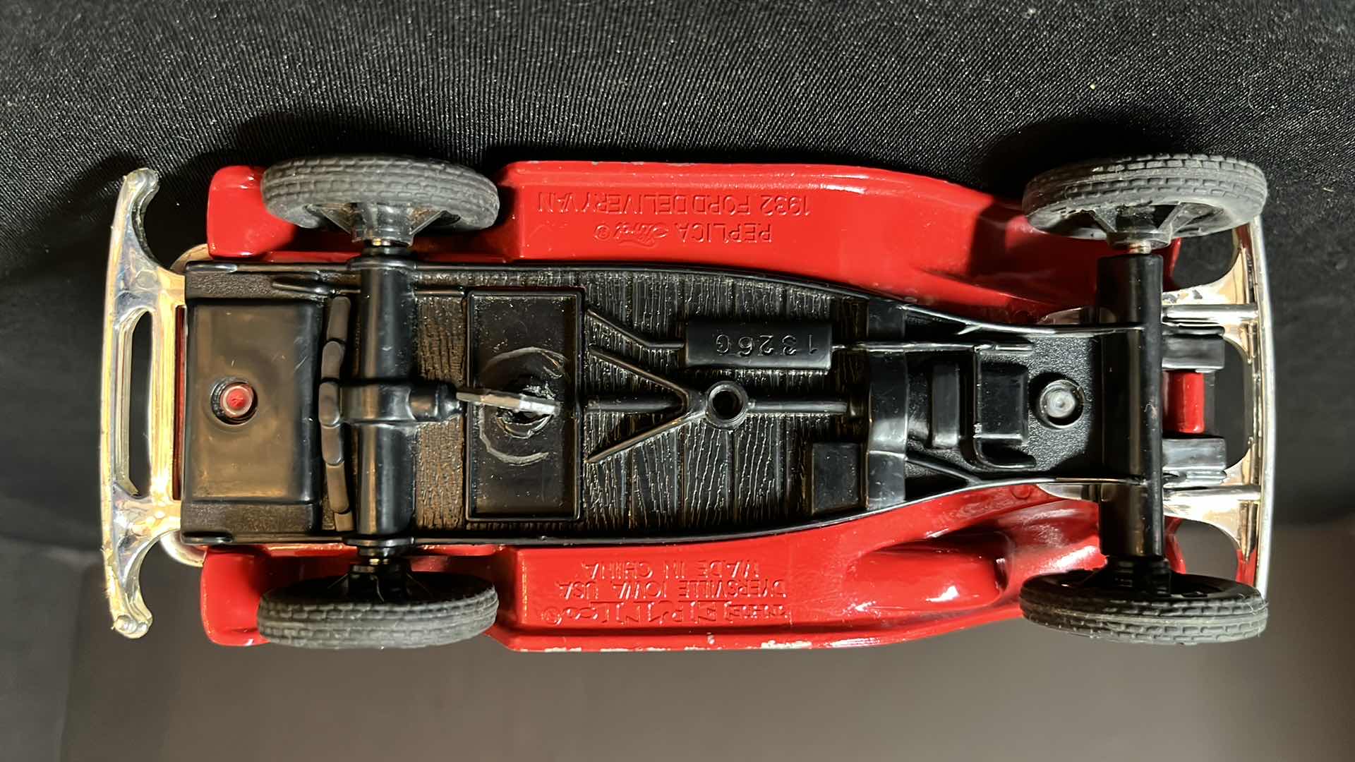 Photo 1 of ERTL DIE-CAST METAL NOSTALGIC COLLECTORS SERIES #3 TEXACO 1932 FORD PANEL DELIVERY VAN LOCKING COIN BANK W KEY, 1986, NO BOX (STOCK NO 9396UO)