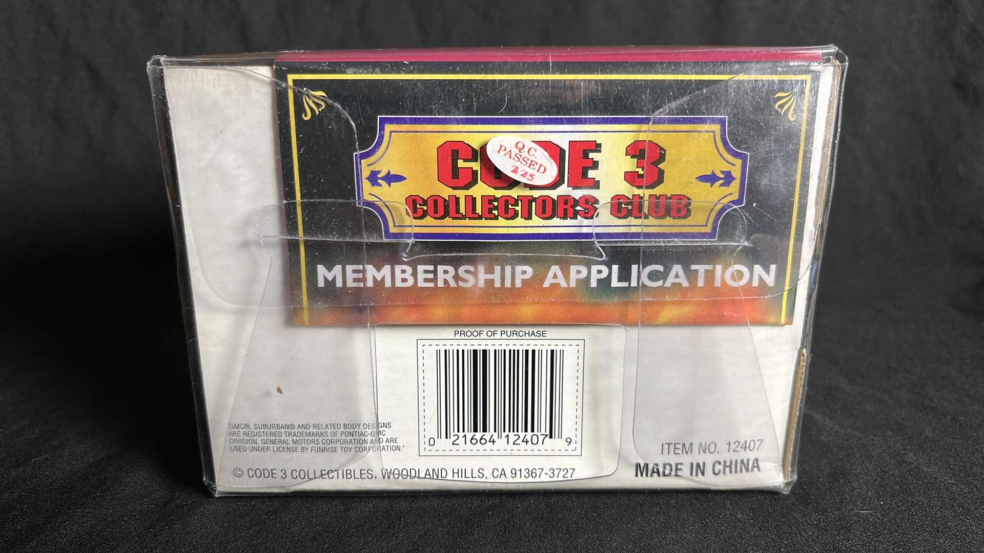 View 4 of CODE 3 COLLECTIBLES 1:64 DIE-CAST METAL 1998 GMC SUBURBAN CITY OF LAS VEGAS NEVADA FIRE DEPT (#12407)