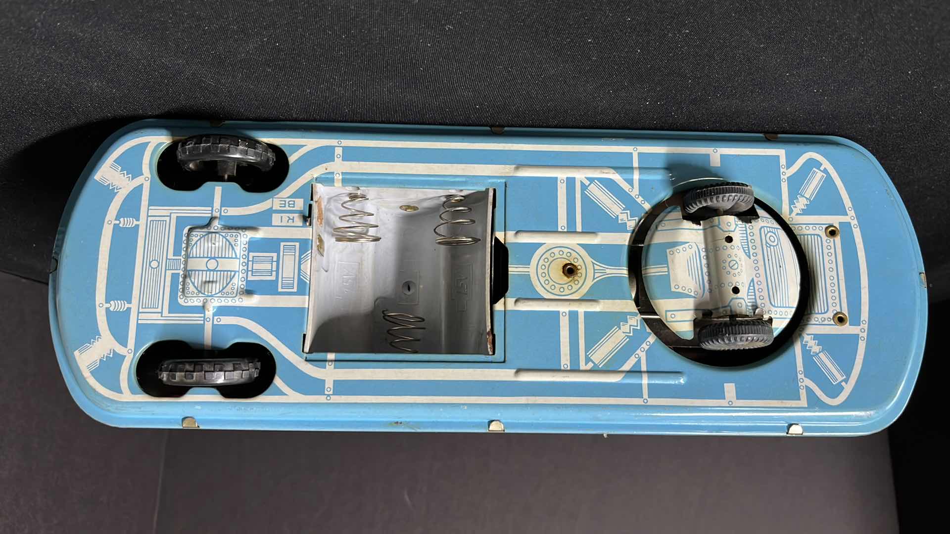 Photo 6 of INTERKOZMOSZ LEMEZARU GYAR VINTAGE TIN LITHO BATTERY OPERATED SPACE PATROL CAR, MADE IN HUNGARY, MISSING BALL/TAIL LIGHT/BATTERY COVER