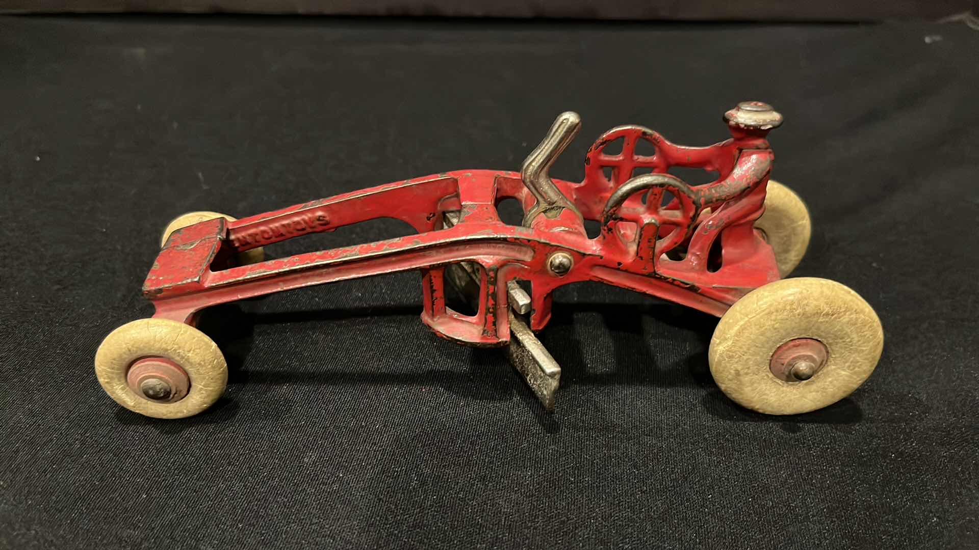 Photo 2 of ANTIQUE 1930’S KENTON TOYS CAST IRON ROAD GRADER 7.5”