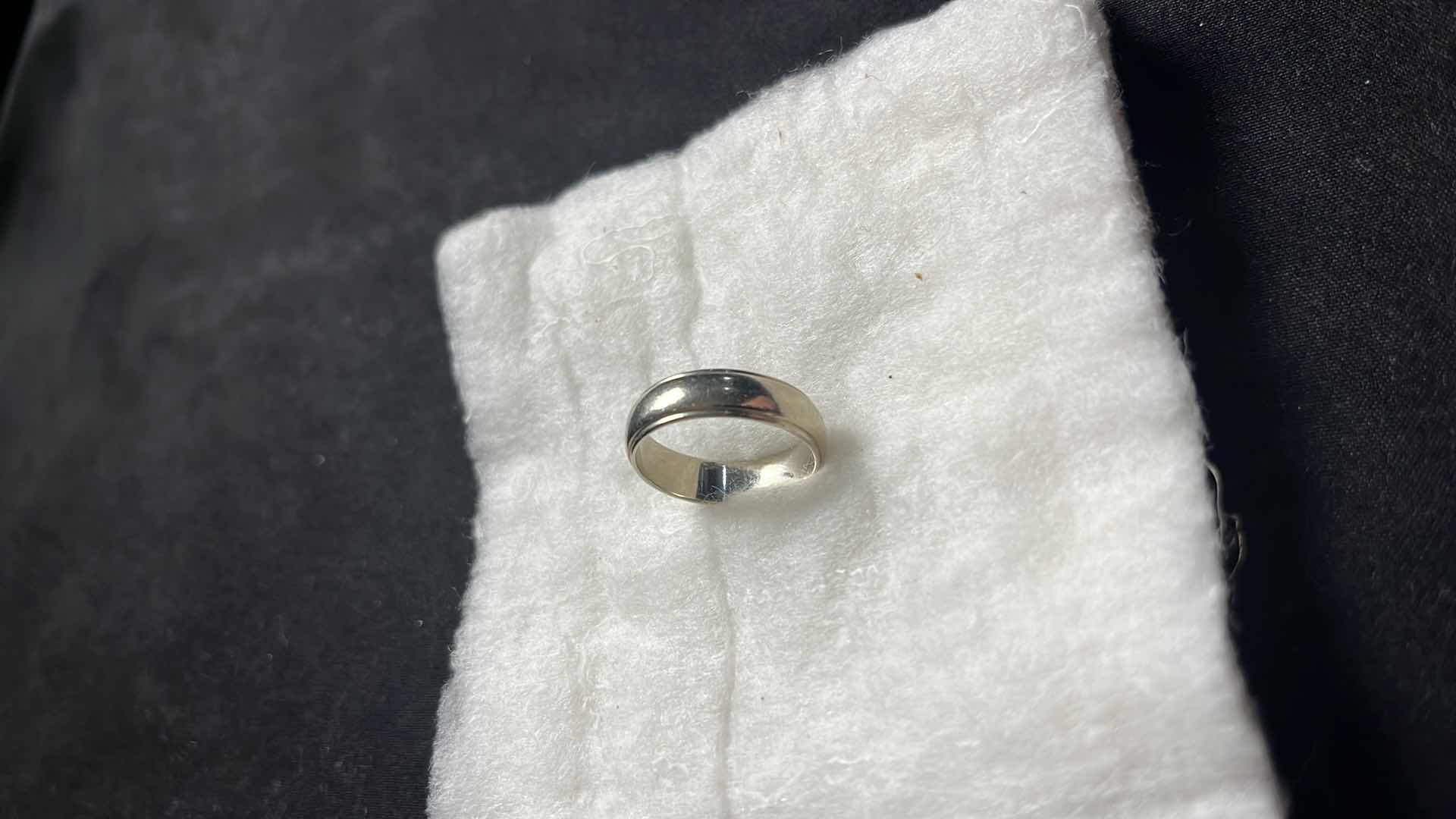 Photo 1 of 14K WHITE GOLD RING SIZE 8.5-9