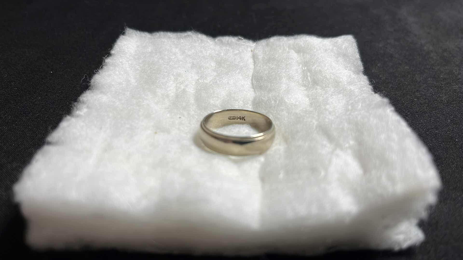 Photo 1 of 14K WHITE GOLD RING SIZE 8.5-9