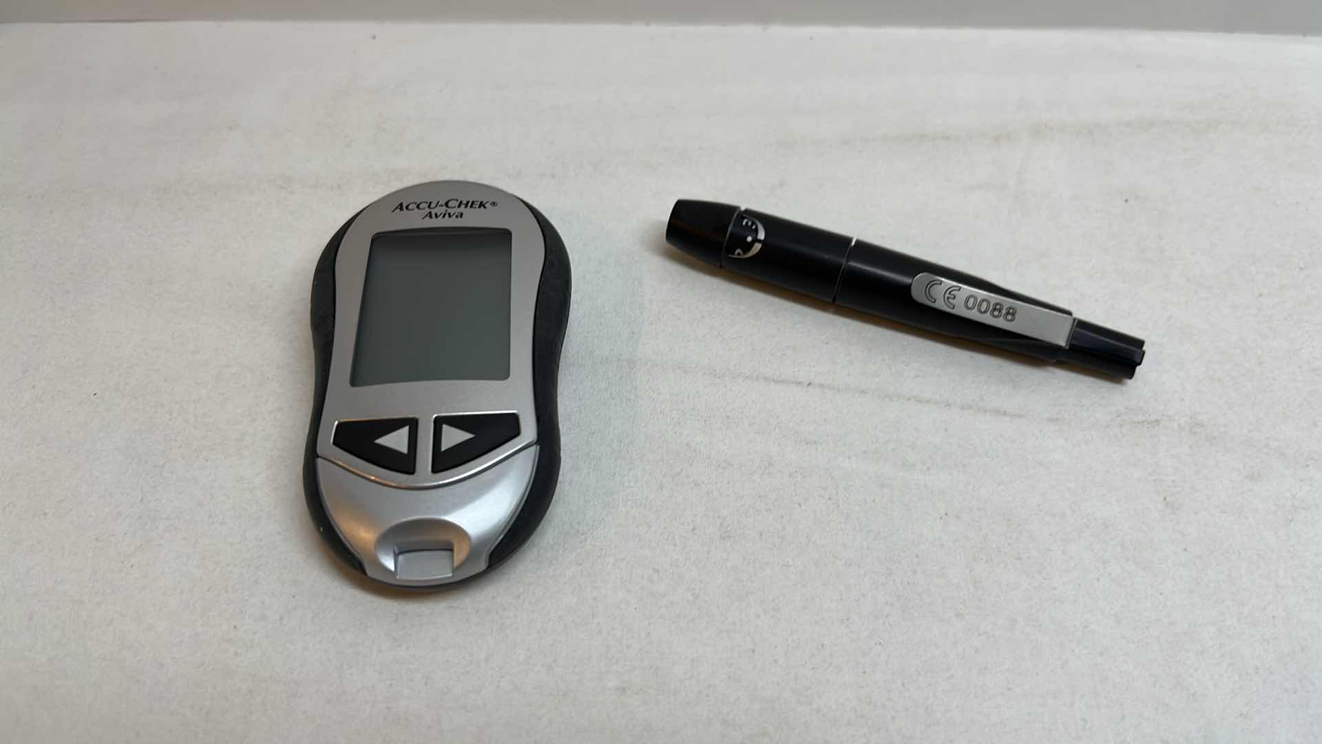 Photo 1 of ACCU-CHEK AVIVA BLOOD GLUCOSE METER AND LANCING DEVICE, BATTERY OPERATED (CAT/TYP 05911958002/53544465737)