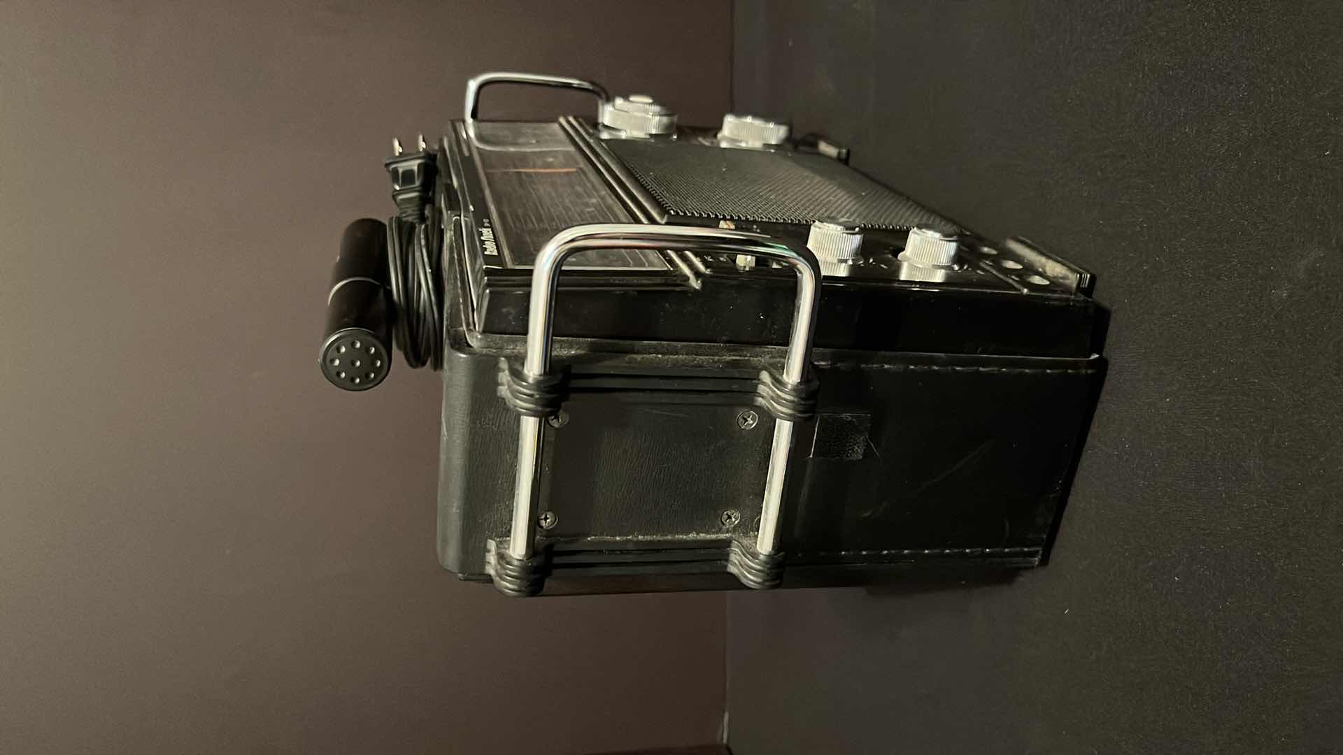 Photo 2 of VINTAGE RADIO SHACK SW-100 (AM CB SW1 SW2 FM TV1 TV2 AIR WX VHF MULTIBAND RECEIVER) MODEL 12-649