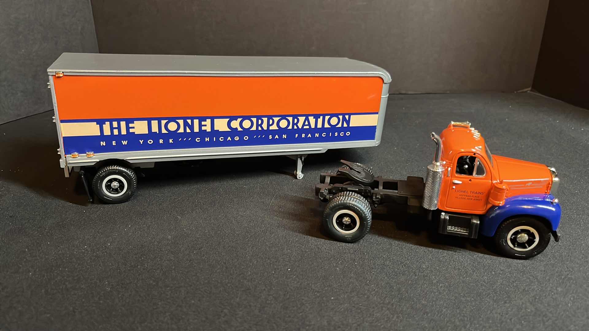 Photo 1 of FIRST GEAR INC EASTWOOD AUTOMOBILIA TRANSPORTATION COLLECTABLES THE LIONEL CORPORATION DIE-CAST METAL 1960 MODEL B-61 MACK TRACTOR & TRAILER, 1993 (STOCK #19-0116)
