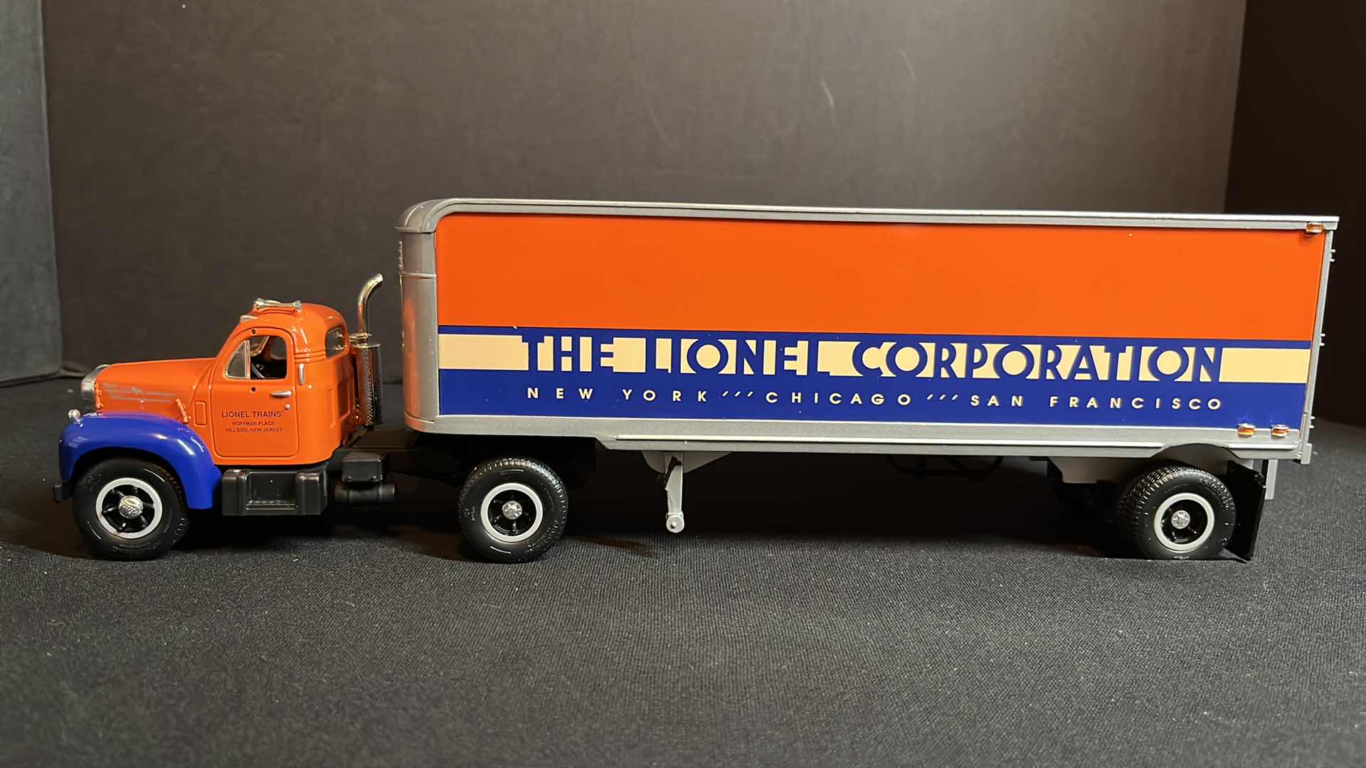 Photo 1 of FIRST GEAR INC EASTWOOD AUTOMOBILIA TRANSPORTATION COLLECTABLES THE LIONEL CORPORATION DIE-CAST METAL 1960 MODEL B-61 MACK TRACTOR & TRAILER, 1993 (STOCK #19-0116)