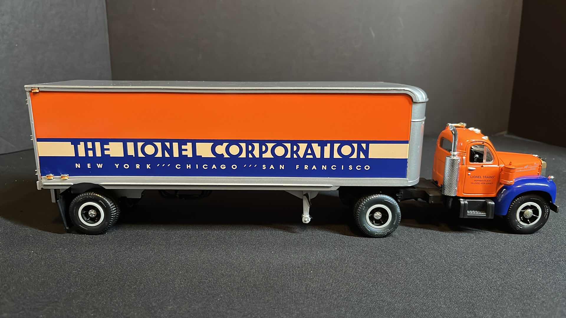 Photo 1 of FIRST GEAR INC EASTWOOD AUTOMOBILIA TRANSPORTATION COLLECTABLES THE LIONEL CORPORATION DIE-CAST METAL 1960 MODEL B-61 MACK TRACTOR & TRAILER, 1993 (STOCK #19-0116)