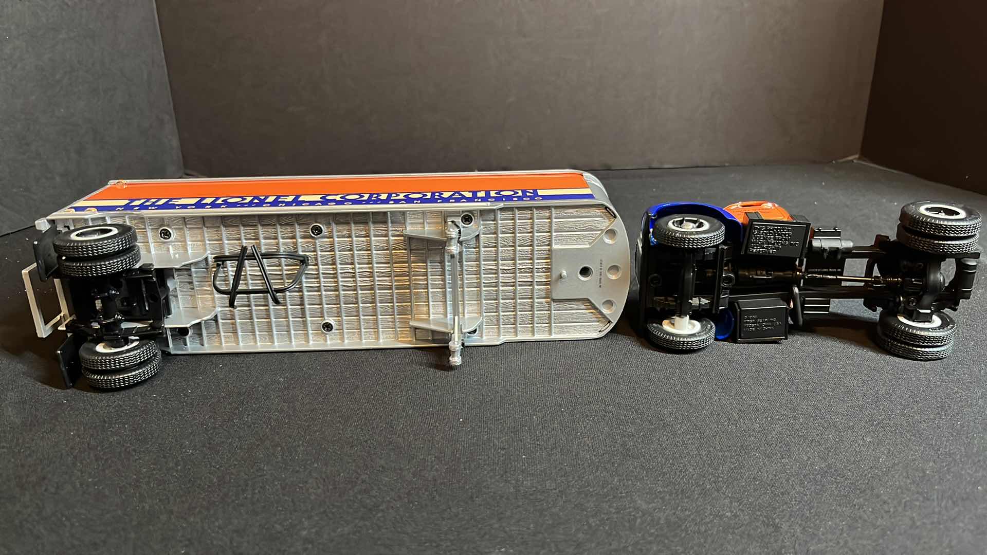 Photo 1 of FIRST GEAR INC EASTWOOD AUTOMOBILIA TRANSPORTATION COLLECTABLES THE LIONEL CORPORATION DIE-CAST METAL 1960 MODEL B-61 MACK TRACTOR & TRAILER, 1993 (STOCK #19-0116)