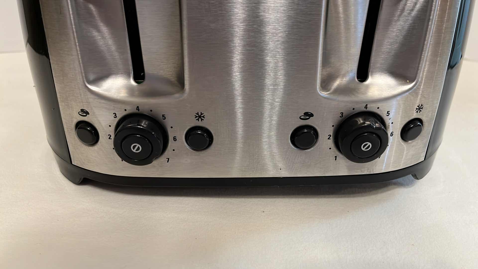 Photo 1 of BLACK & DECKER 4-SLICE TOASTER MODEL 3073283