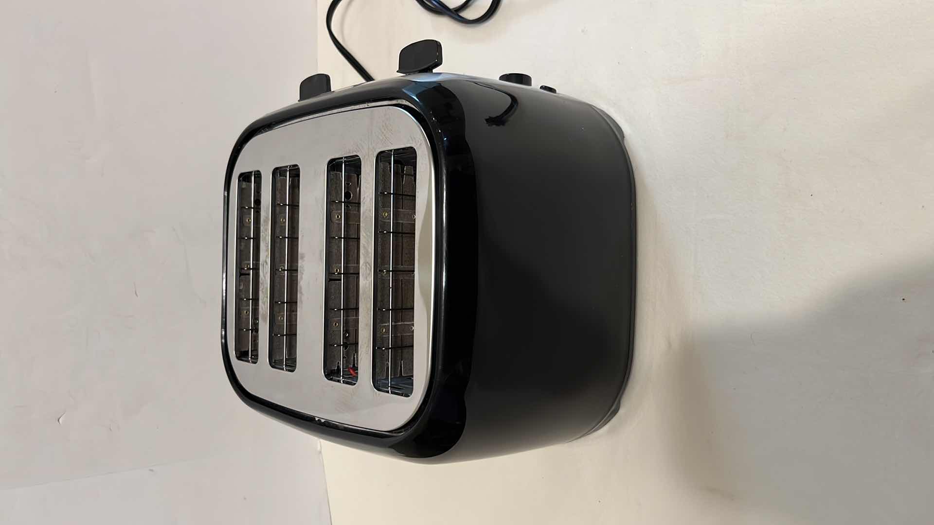 Photo 5 of BLACK & DECKER 4-SLICE TOASTER MODEL 3073283