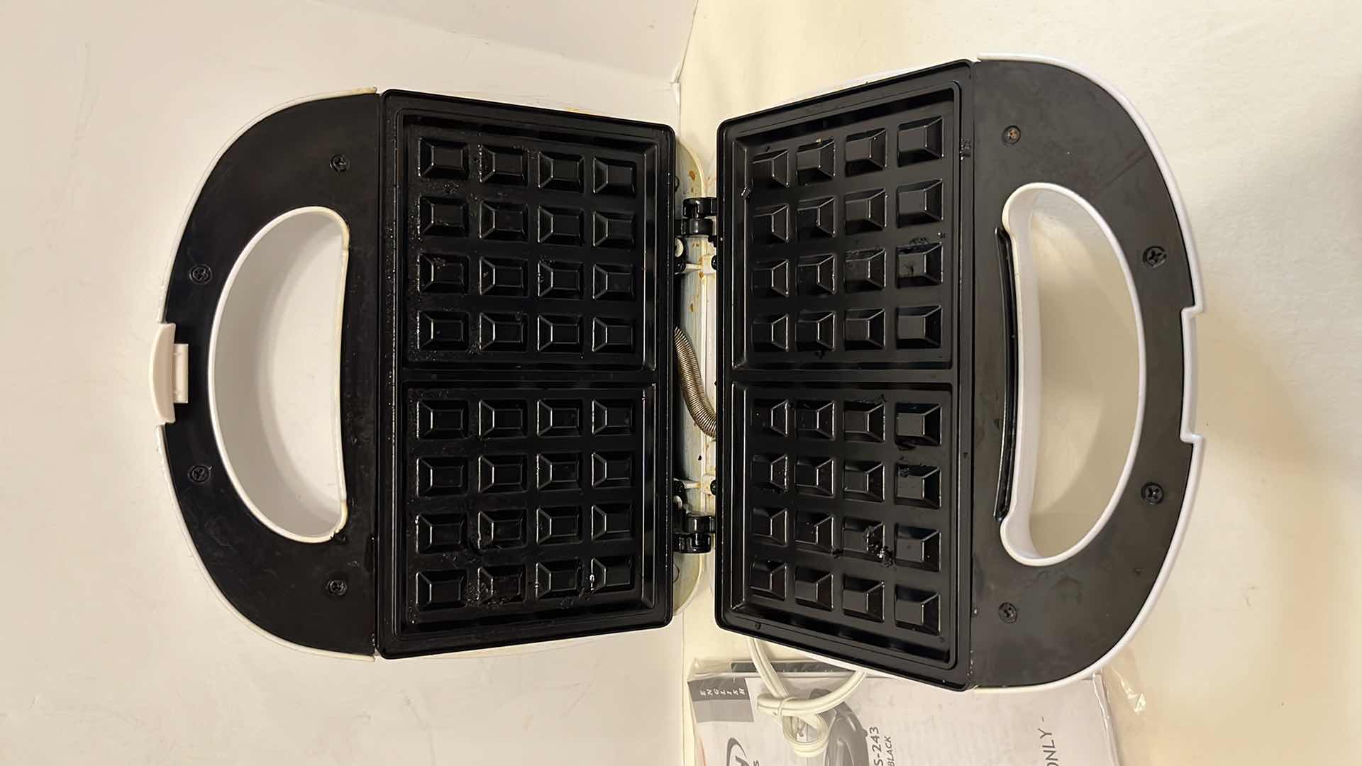 Photo 3 of BRENTWOOD WHITE WAFFLE MAKER TS-242