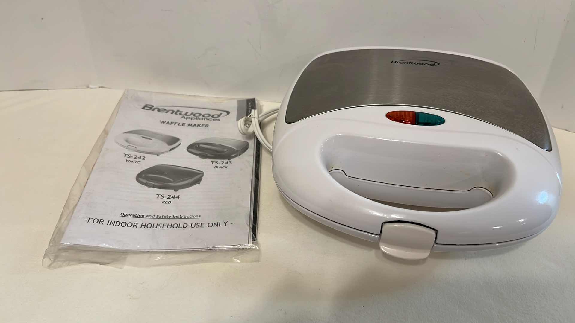 Photo 2 of BRENTWOOD WHITE WAFFLE MAKER TS-242