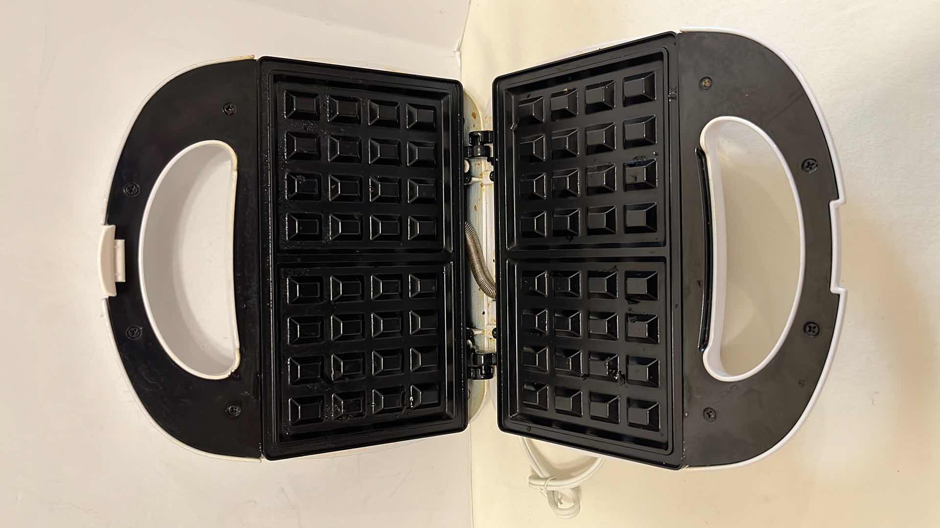 Photo 4 of BRENTWOOD WHITE WAFFLE MAKER TS-242