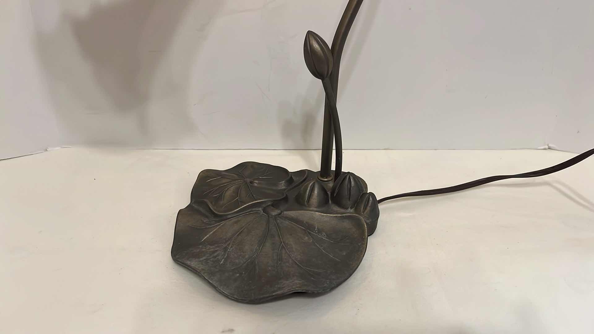 Photo 1 of VINTAGE POND LILY ACCENT 16.5” LAMP W AMBER/GREEN GLASS SHADE