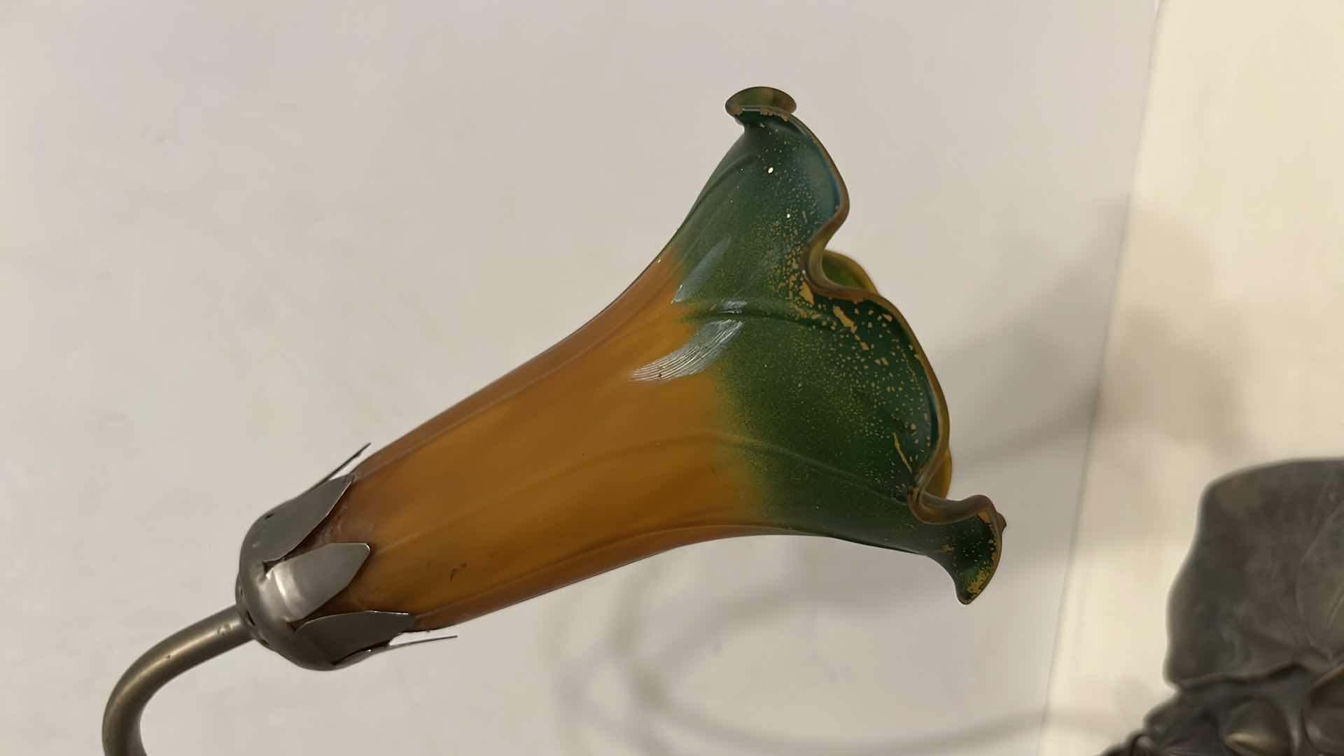 Photo 1 of VINTAGE POND LILY ACCENT 16.5” LAMP W AMBER/GREEN GLASS SHADE