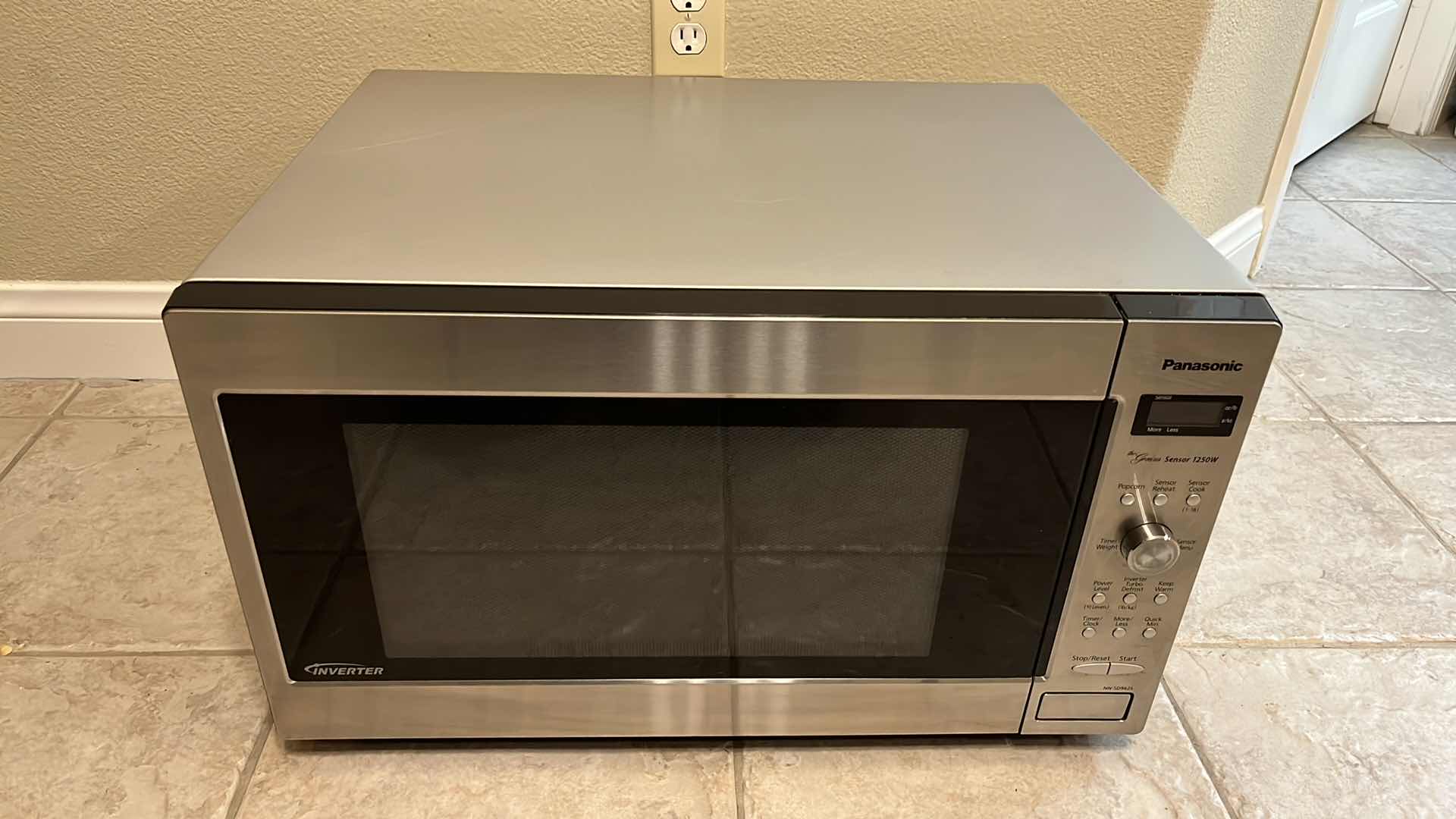Photo 1 of PANASONIC MICROWAVE MODEL NN-SD9625