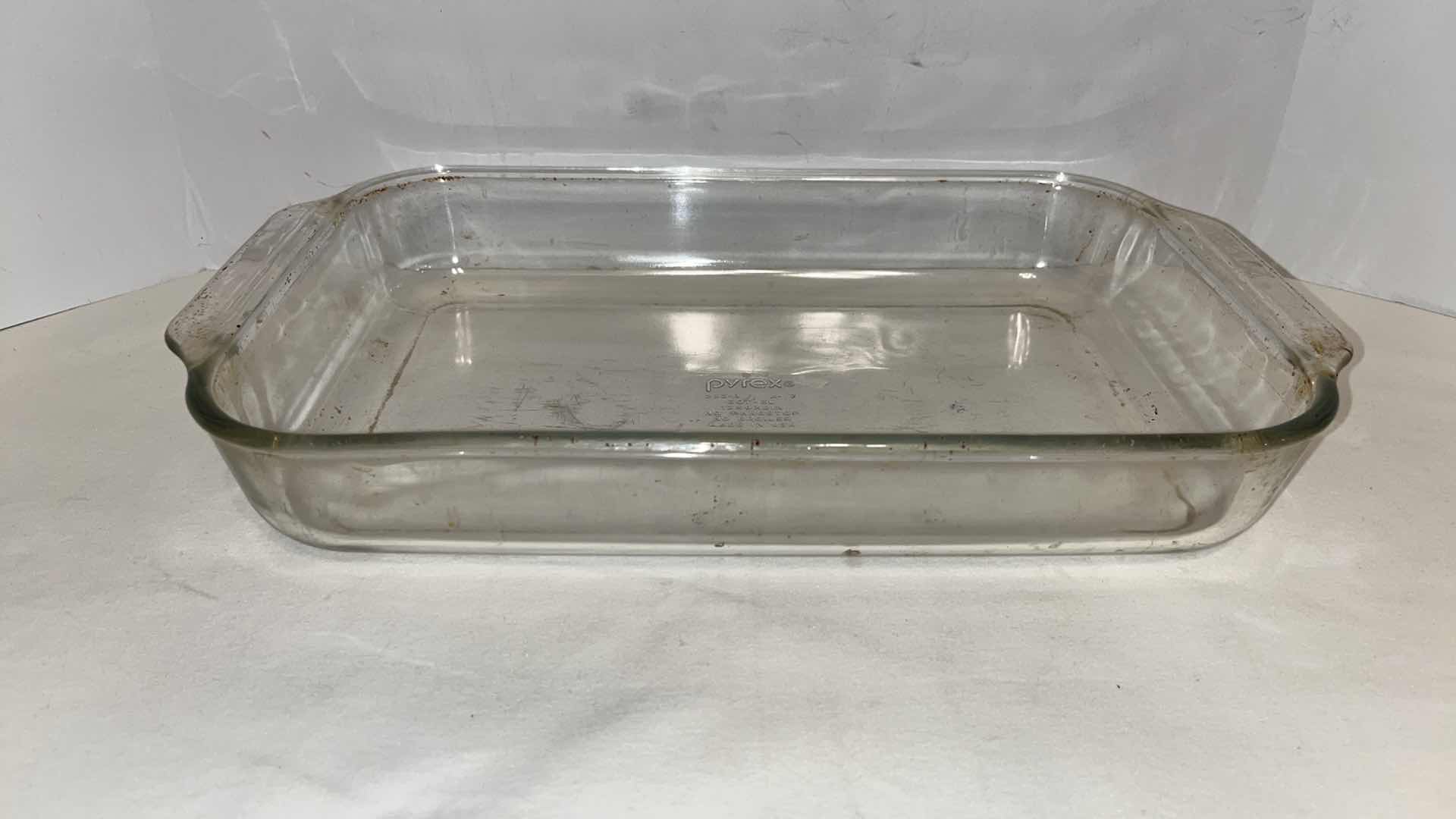 Photo 2 of CORNING WARE 2.5 QT & PYREX 13” X 9” GLASS PAN