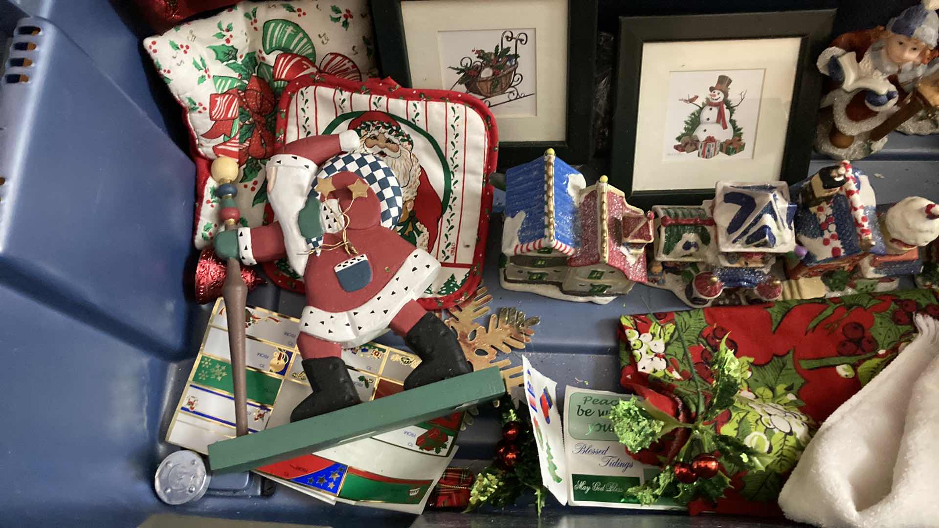 Photo 5 of CHRISTMAS DECORATIONS W RUBBERMAID TOTE-LOCKER 19.5GAL