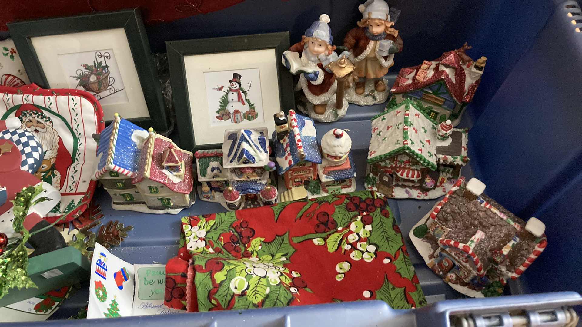 Photo 4 of CHRISTMAS DECORATIONS W RUBBERMAID TOTE-LOCKER 19.5GAL