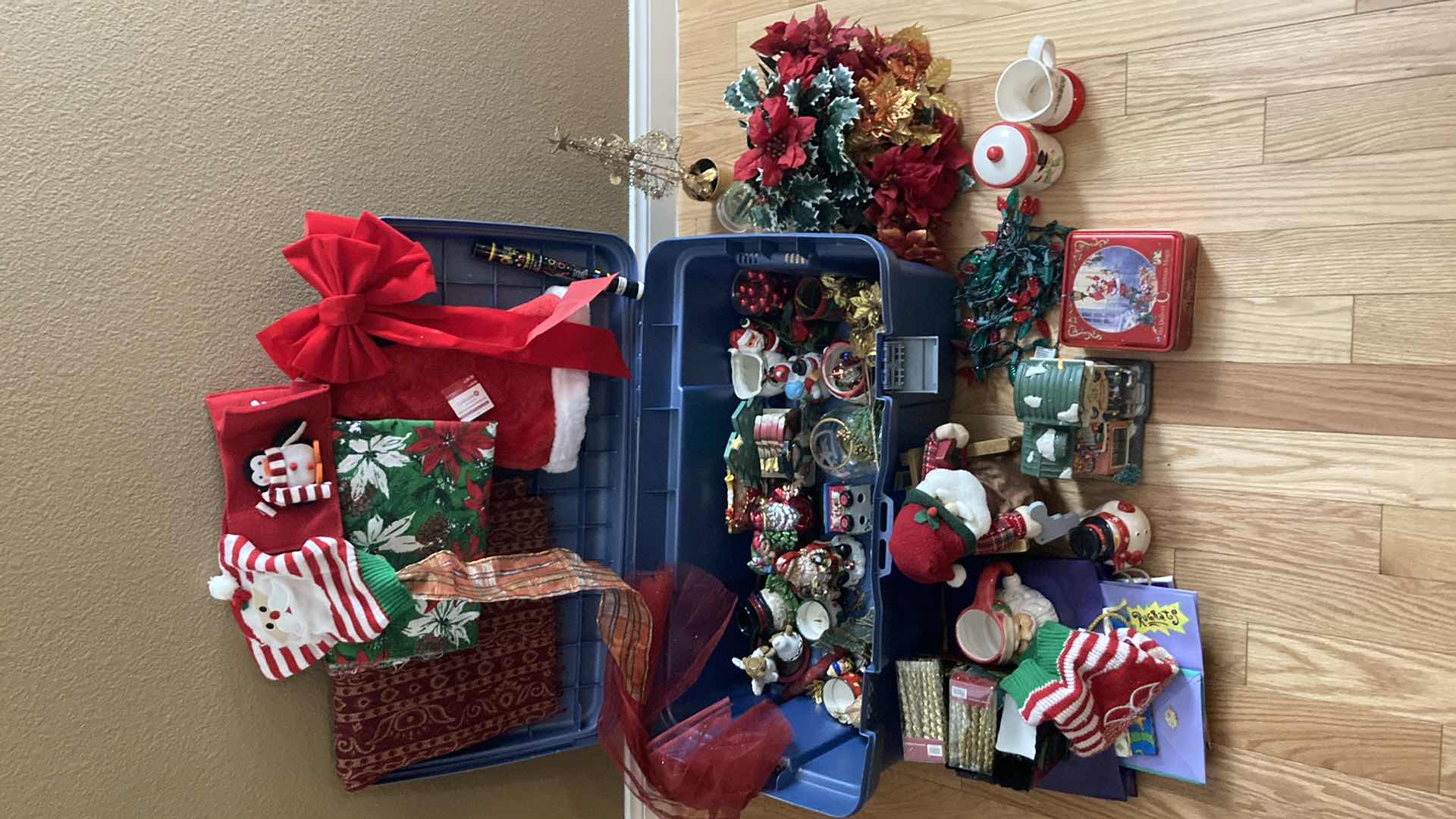 Photo 1 of CHRISTMAS DECORATIONS W RUBBERMAID TOTE-LOCKER 19.5GAL