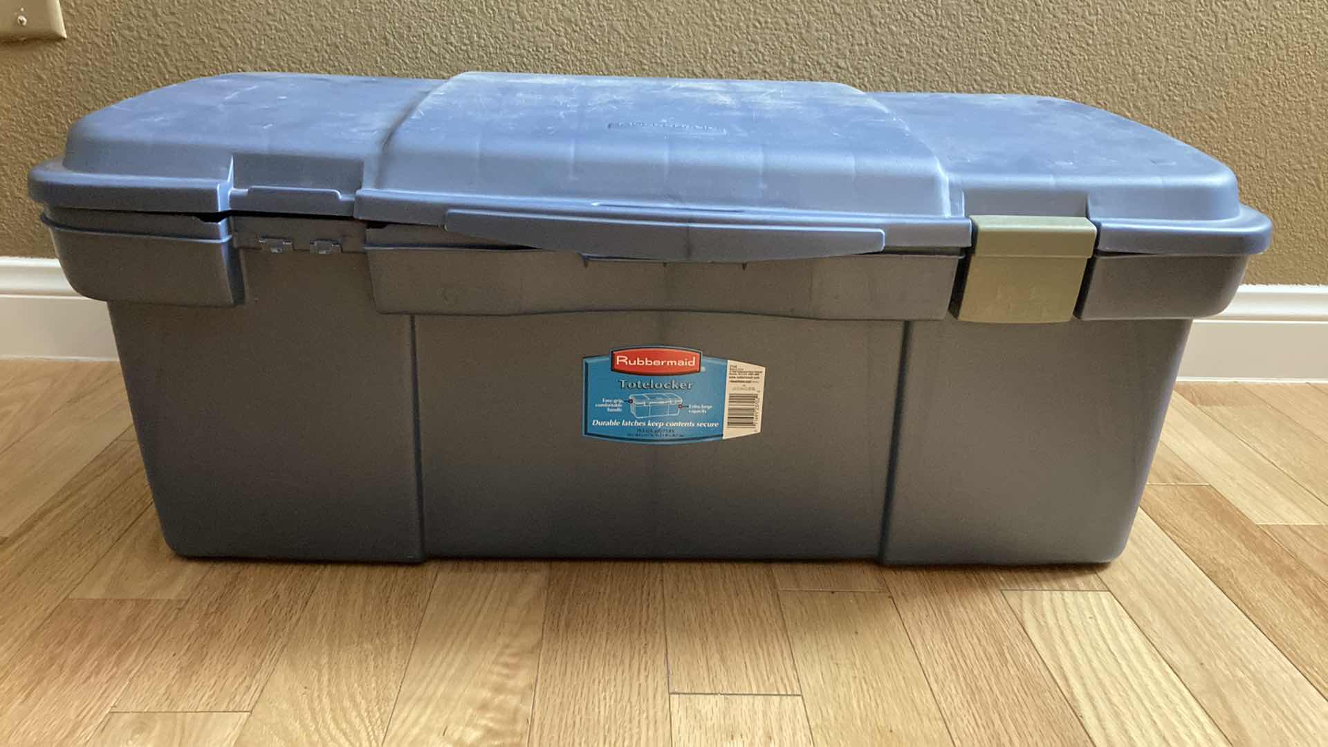 Photo 7 of CHRISTMAS DECORATIONS W RUBBERMAID TOTE-LOCKER 19.5GAL