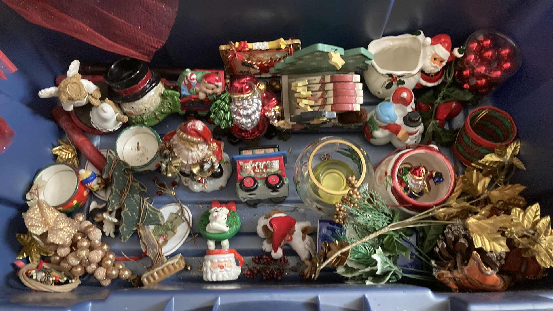 Photo 3 of CHRISTMAS DECORATIONS W RUBBERMAID TOTE-LOCKER 19.5GAL