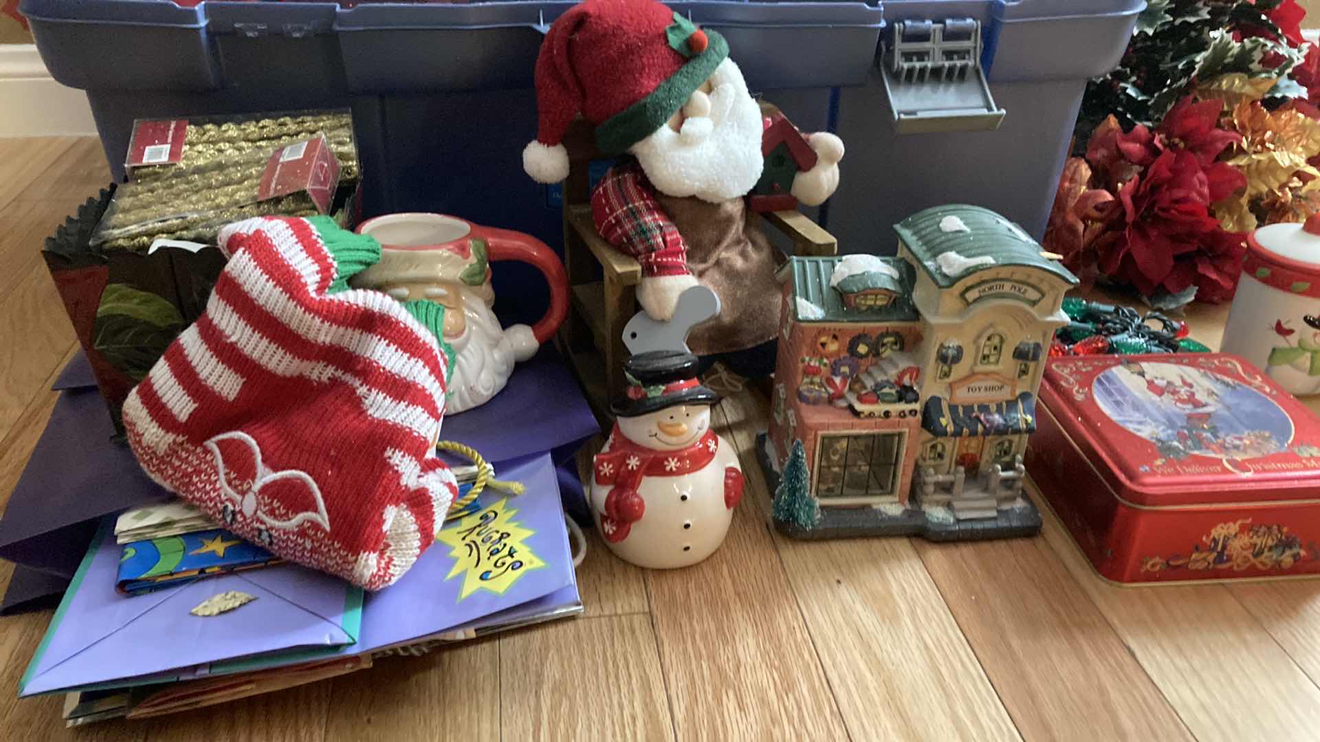 Photo 4 of CHRISTMAS DECORATIONS W RUBBERMAID TOTE-LOCKER 19.5GAL