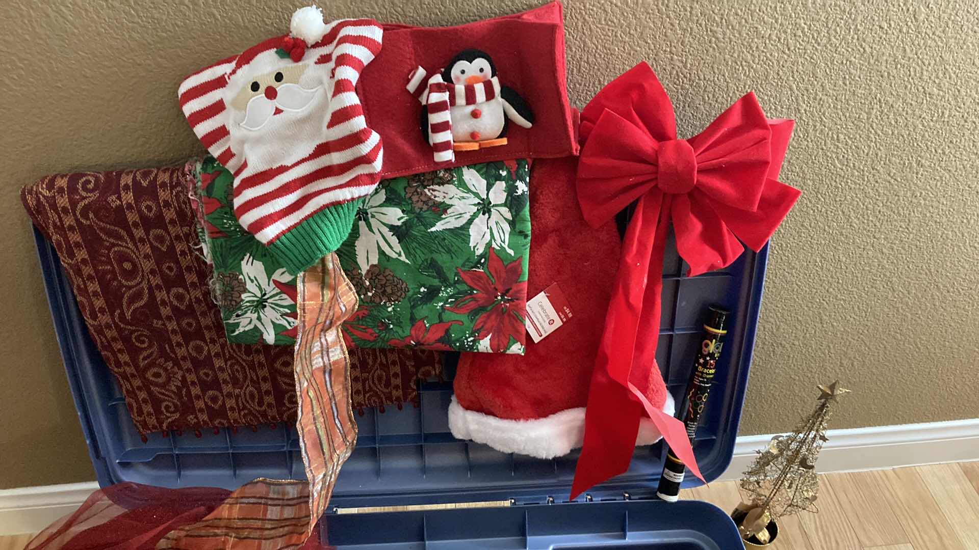 Photo 1 of CHRISTMAS DECORATIONS W RUBBERMAID TOTE-LOCKER 19.5GAL