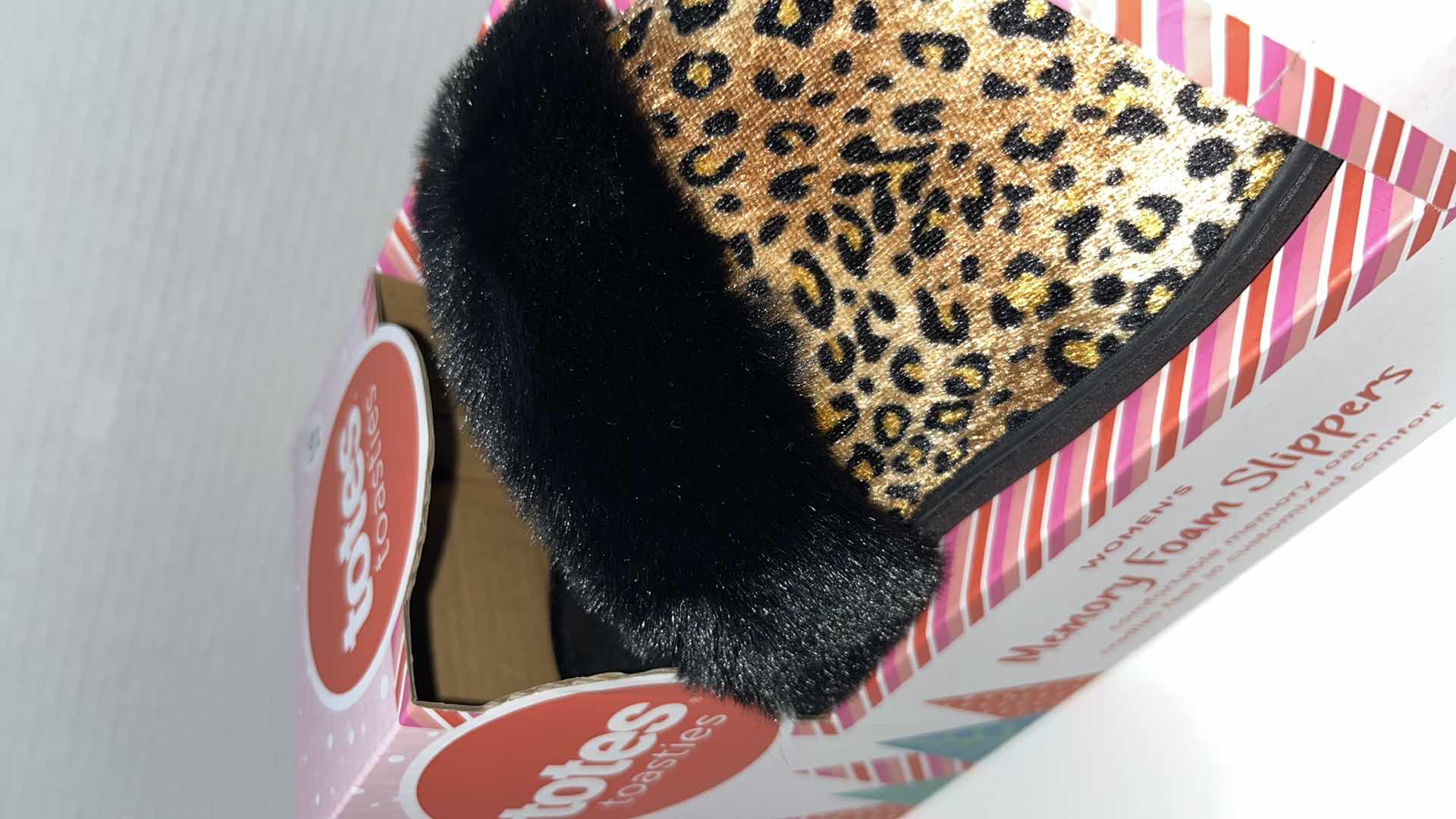 Photo 1 of NEW TOTES TOASTIES WOMENS MEMORY FOAM SLIPPERS, LG 8-9 (2)