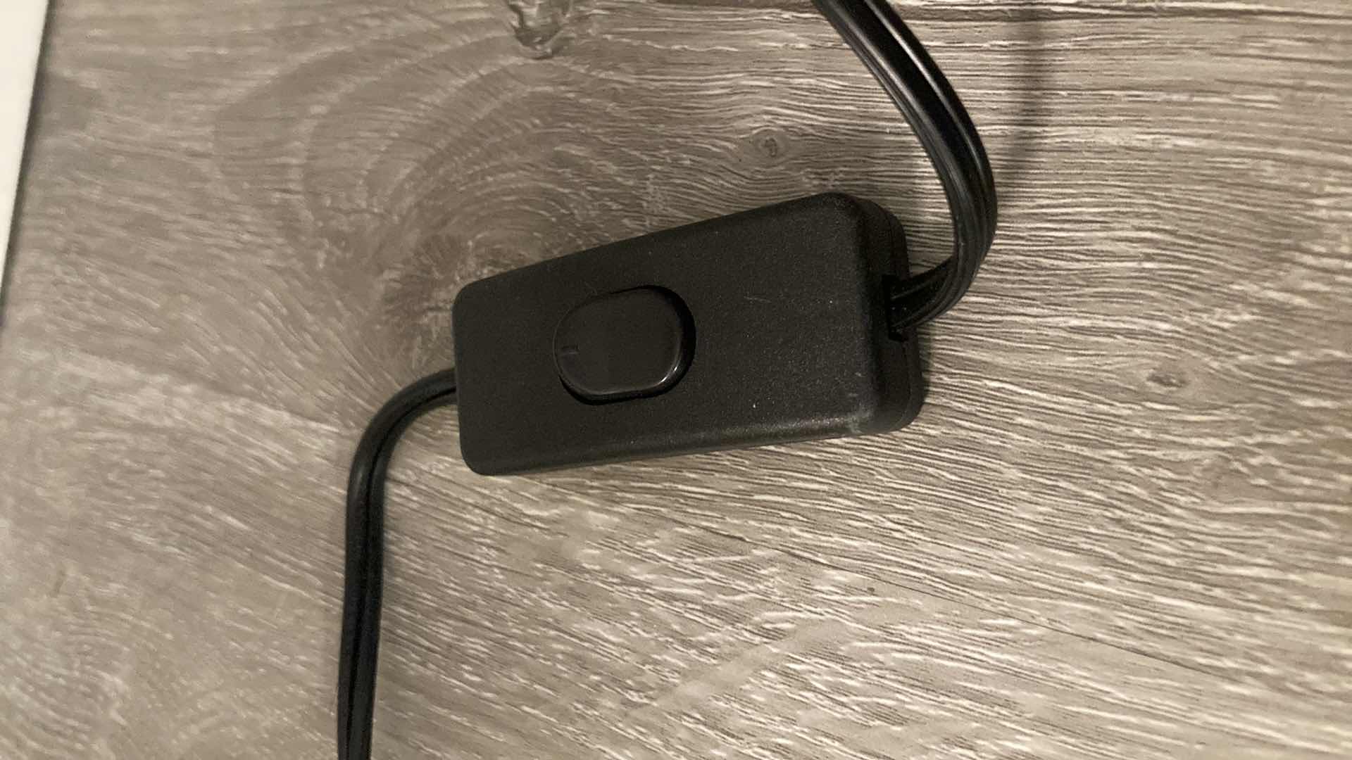 Photo 5 of CONTEMPORARY BLACK METAL BASE TWO TONE PATTERN SHADE TABLE LAMP 9” X 15.5”