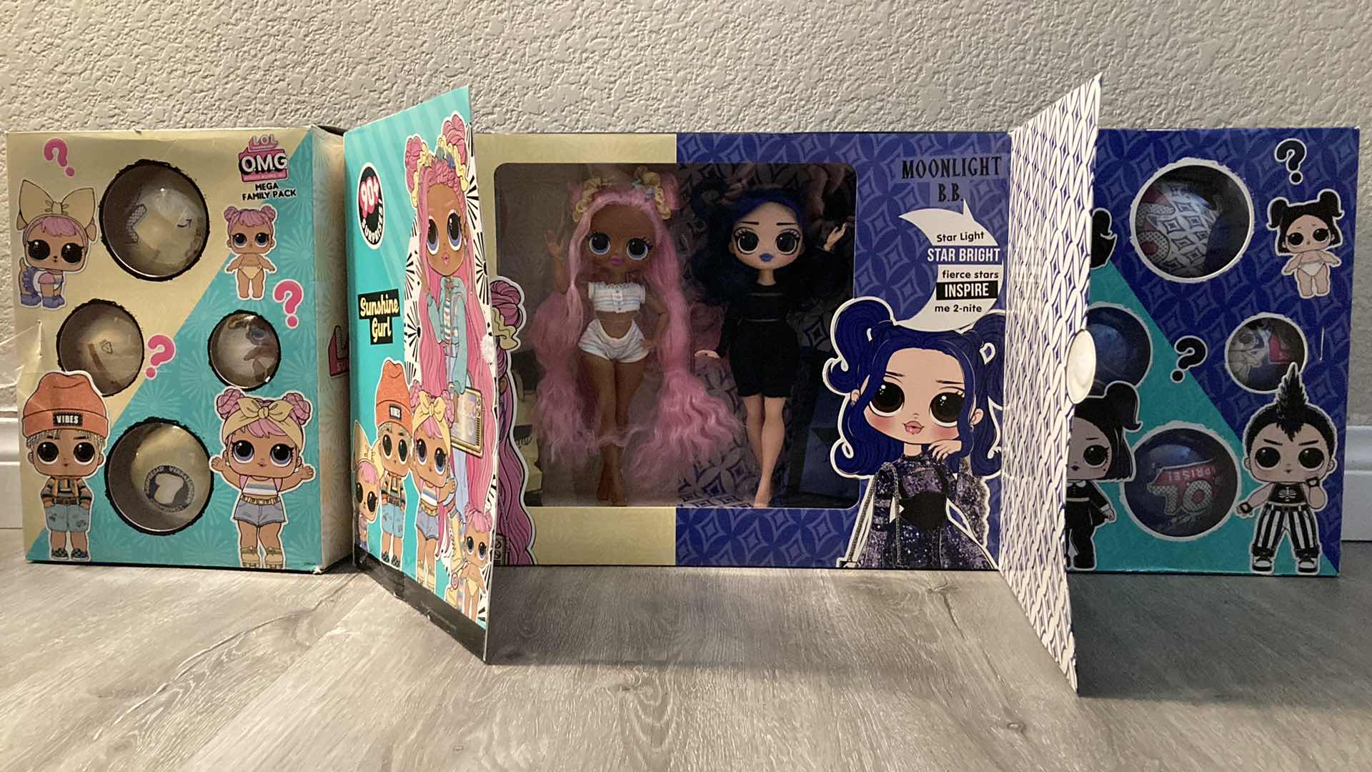 Photo 1 of NEW LOL SURPRISE OMG MEGA FAMILY PACK  DOLLS & ORNAMENTS