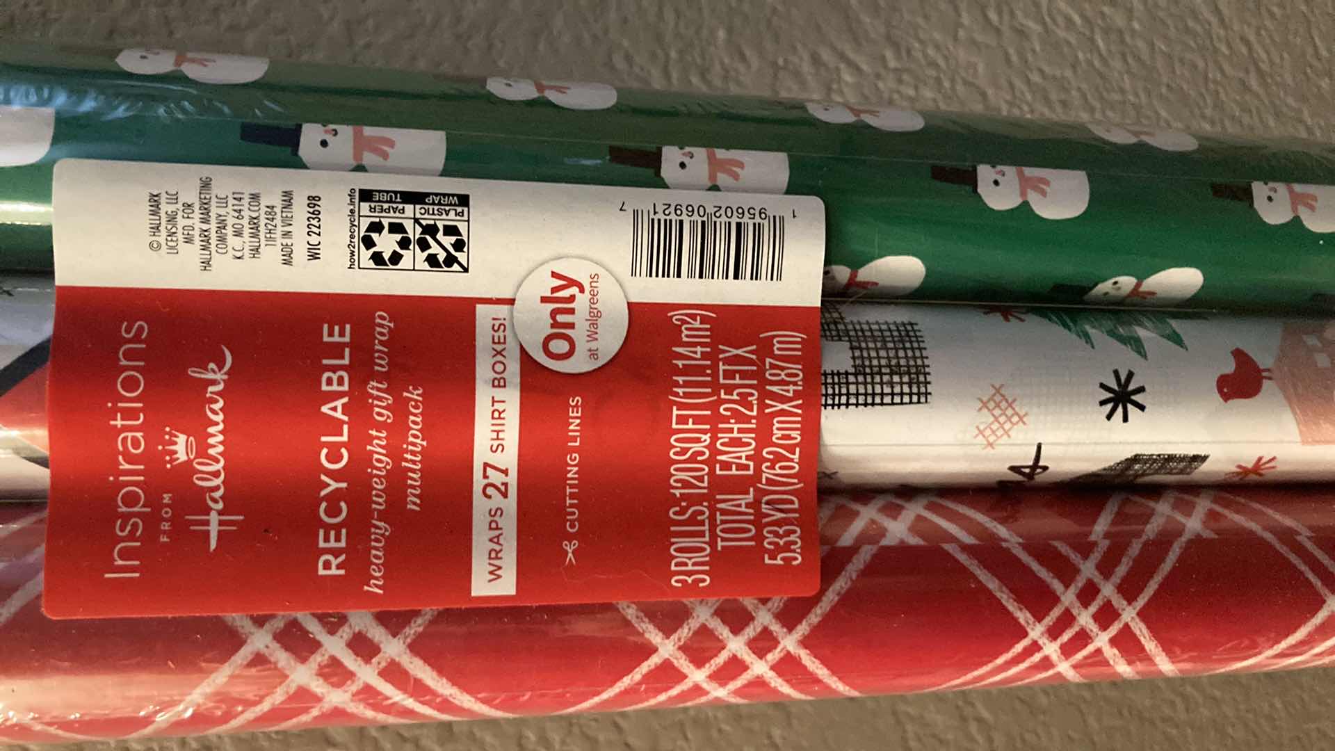 Photo 1 of NEW INSPIRATIONS FROM HALLMARK RECYCLABLE HEAVYWEIGHT GIFT WRAP 3PACK 120SQFT (2)