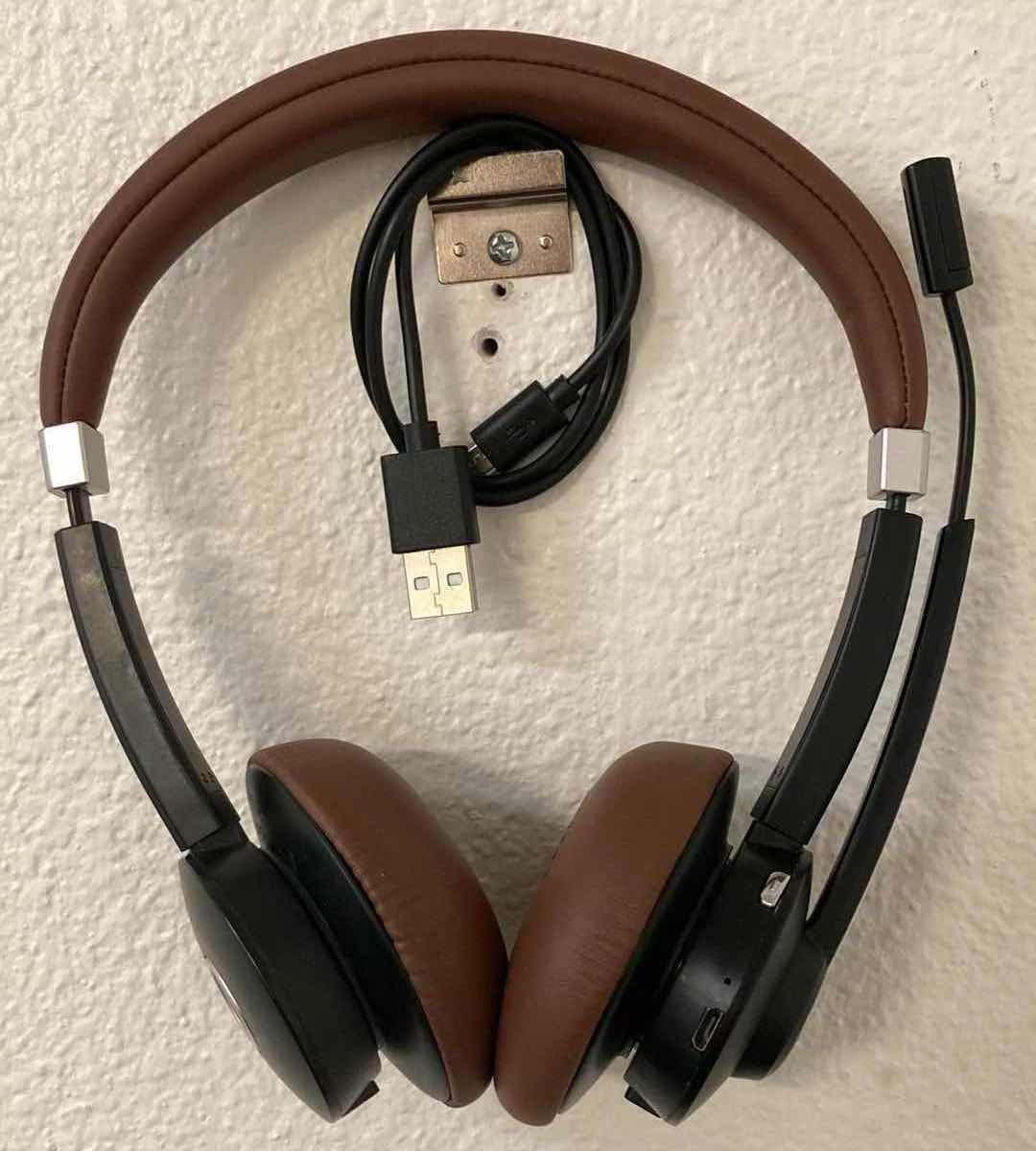 Photo 5 of CONAMBO HEADPHONES W MIC & CHARGER