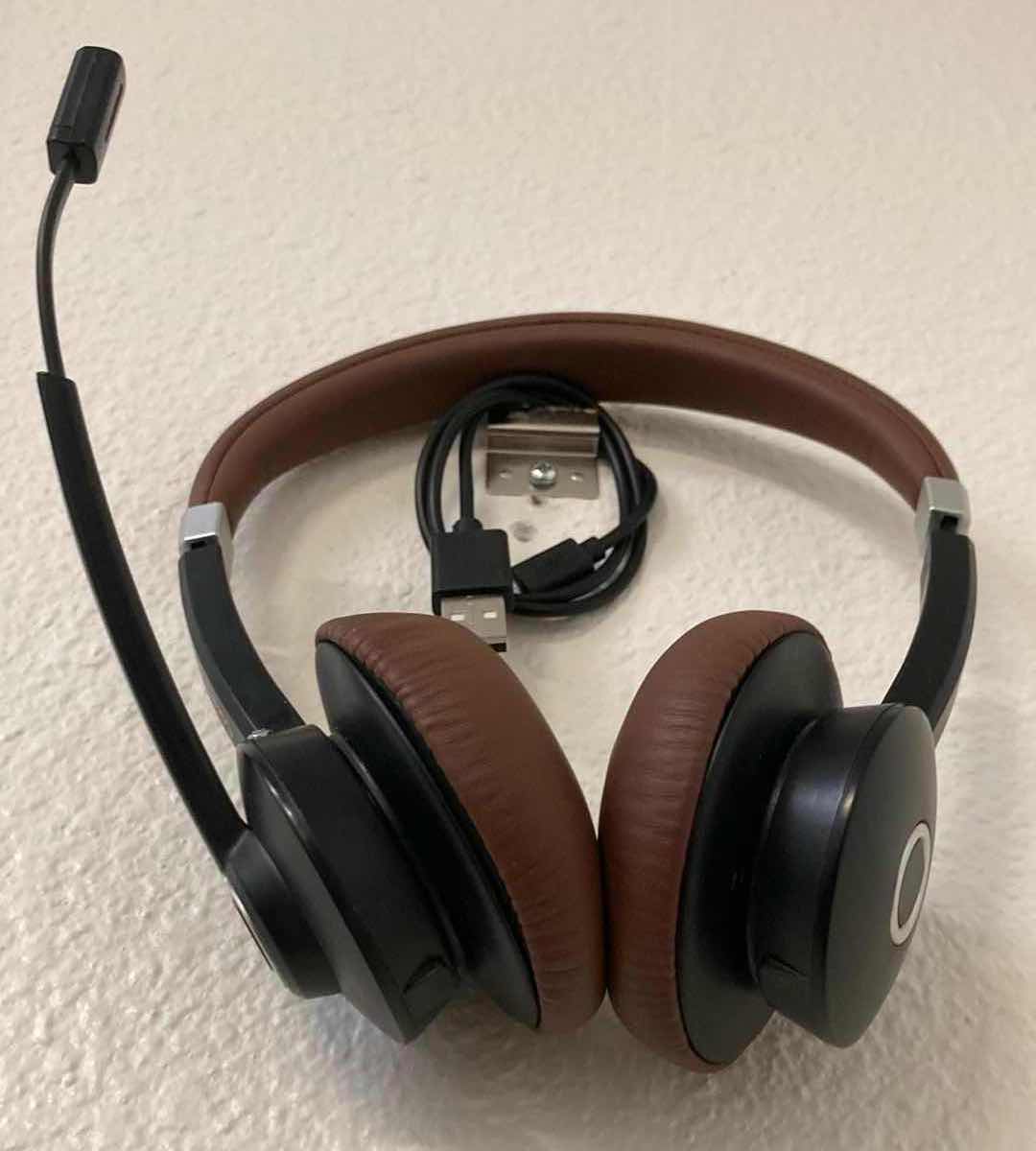 Photo 4 of CONAMBO HEADPHONES W MIC & CHARGER