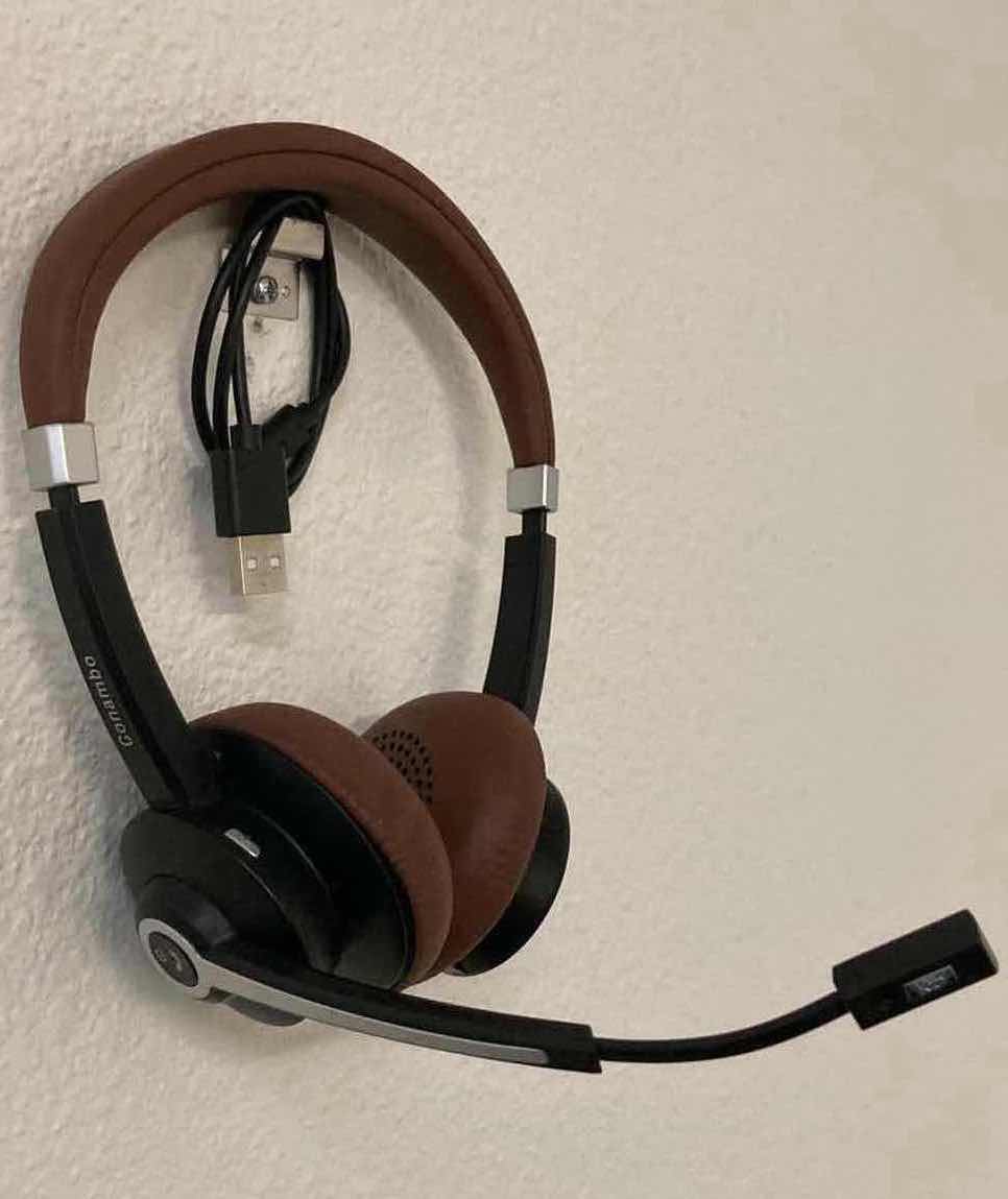 Photo 1 of CONAMBO HEADPHONES W MIC & CHARGER