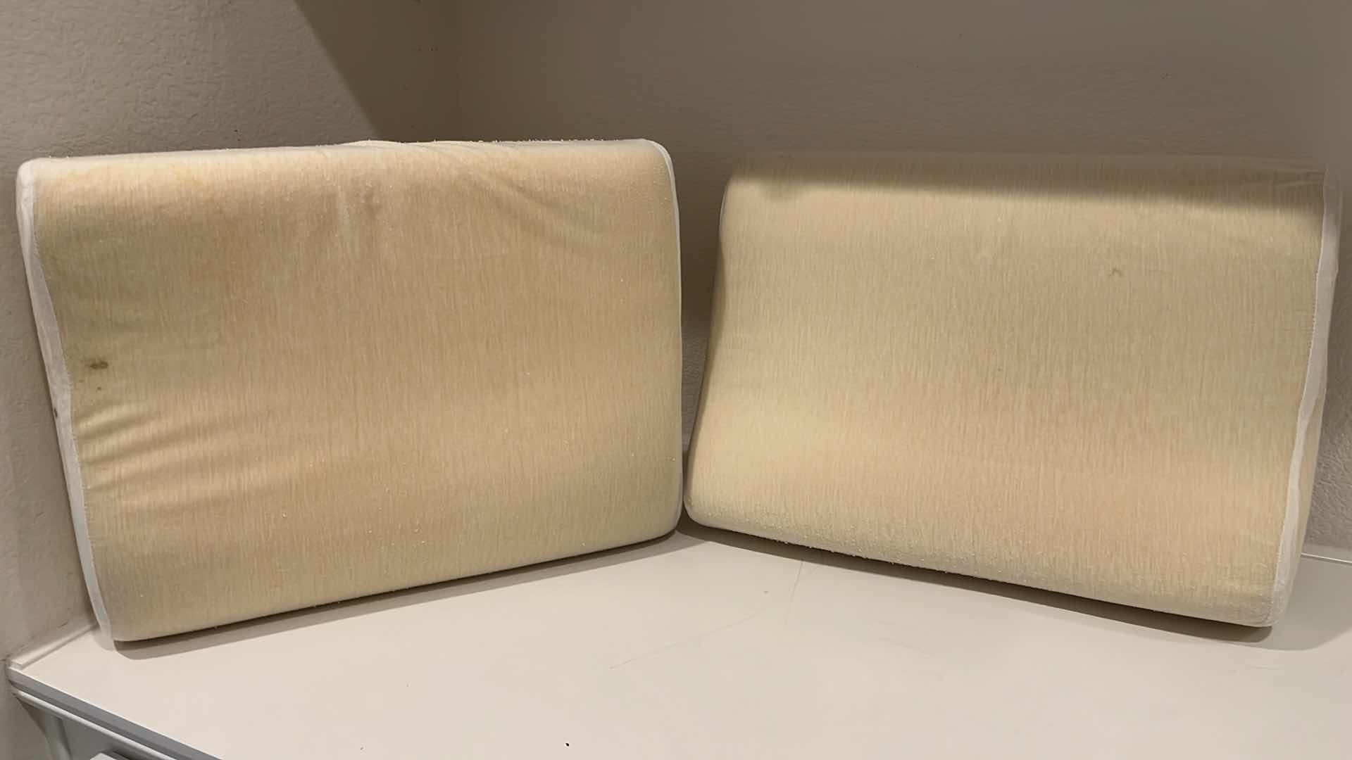 Photo 1 of PILLOWTEX PILLOWS (2) & MEMORY FOAM PILLOWS (2)