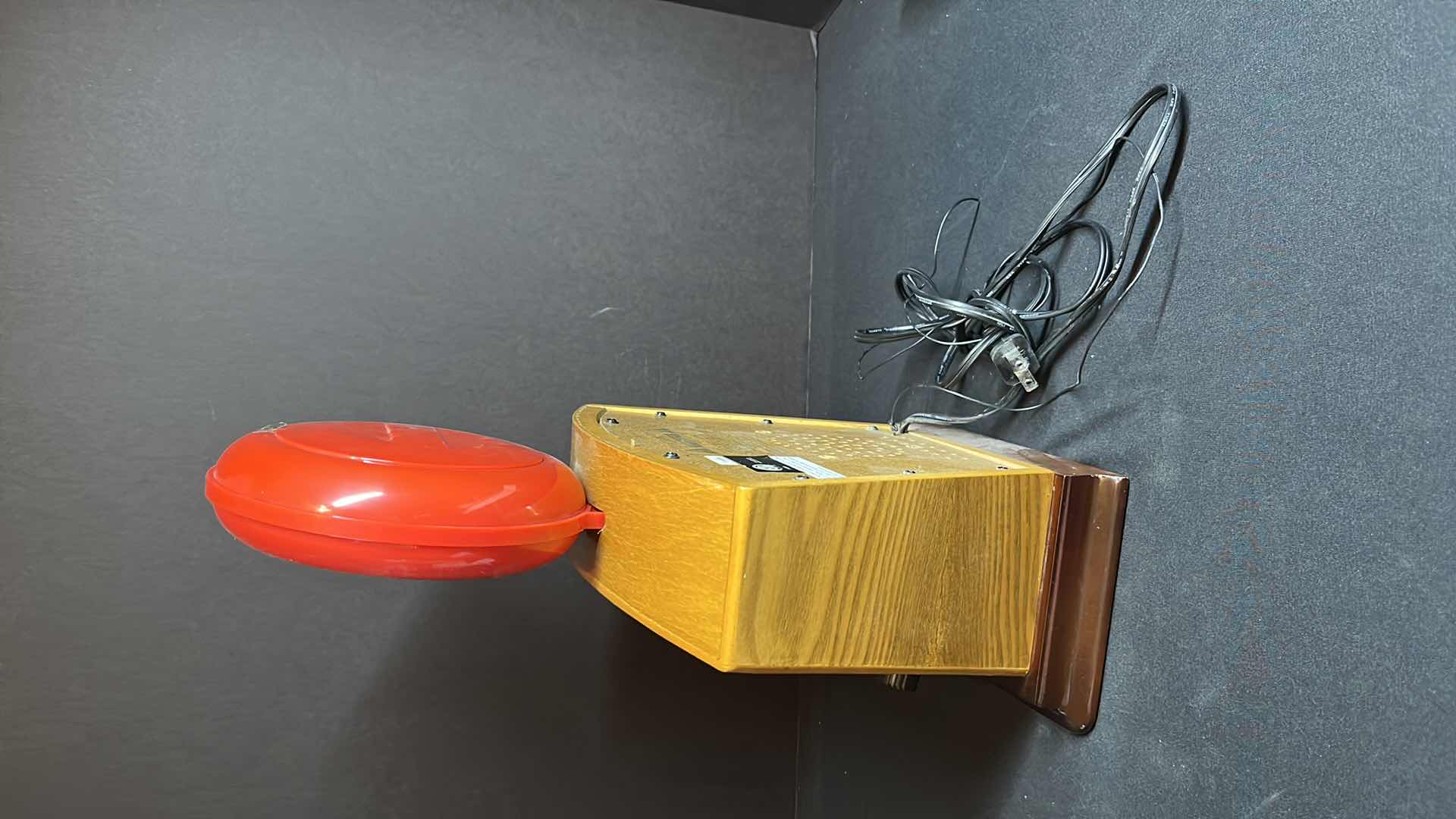 Photo 1 of COCA-COLA AM/FM RADIO FEATURING THE RED DISC ICON W WOOD BASE, 1934 ANTIQUE LOOK (1996)