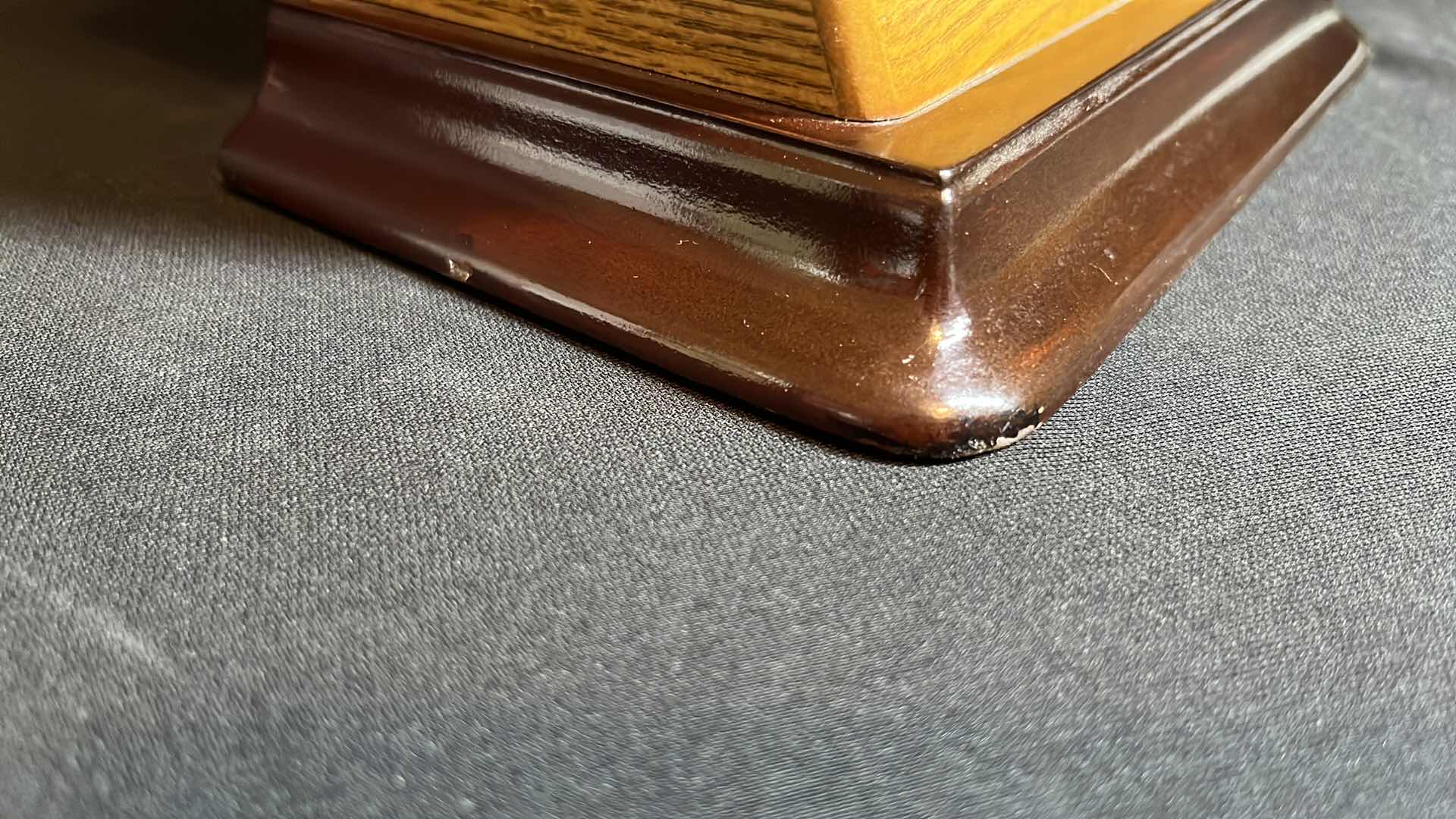 Photo 1 of COCA-COLA AM/FM RADIO FEATURING THE RED DISC ICON W WOOD BASE, 1934 ANTIQUE LOOK (1996)