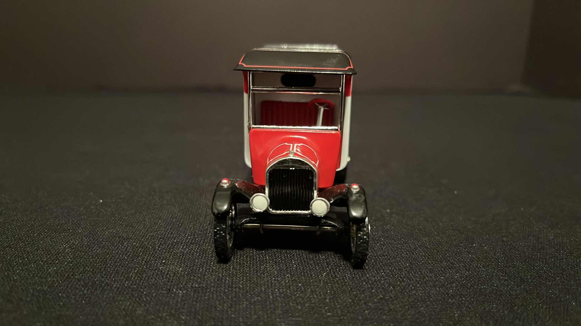 Photo 1 of COCA-COLA MATCHBOX COLLECTIBLES MODELS OF YESTERYEAR 1926 FORD MODEL TT, W COA, 1995 (MODEL YYM96509)