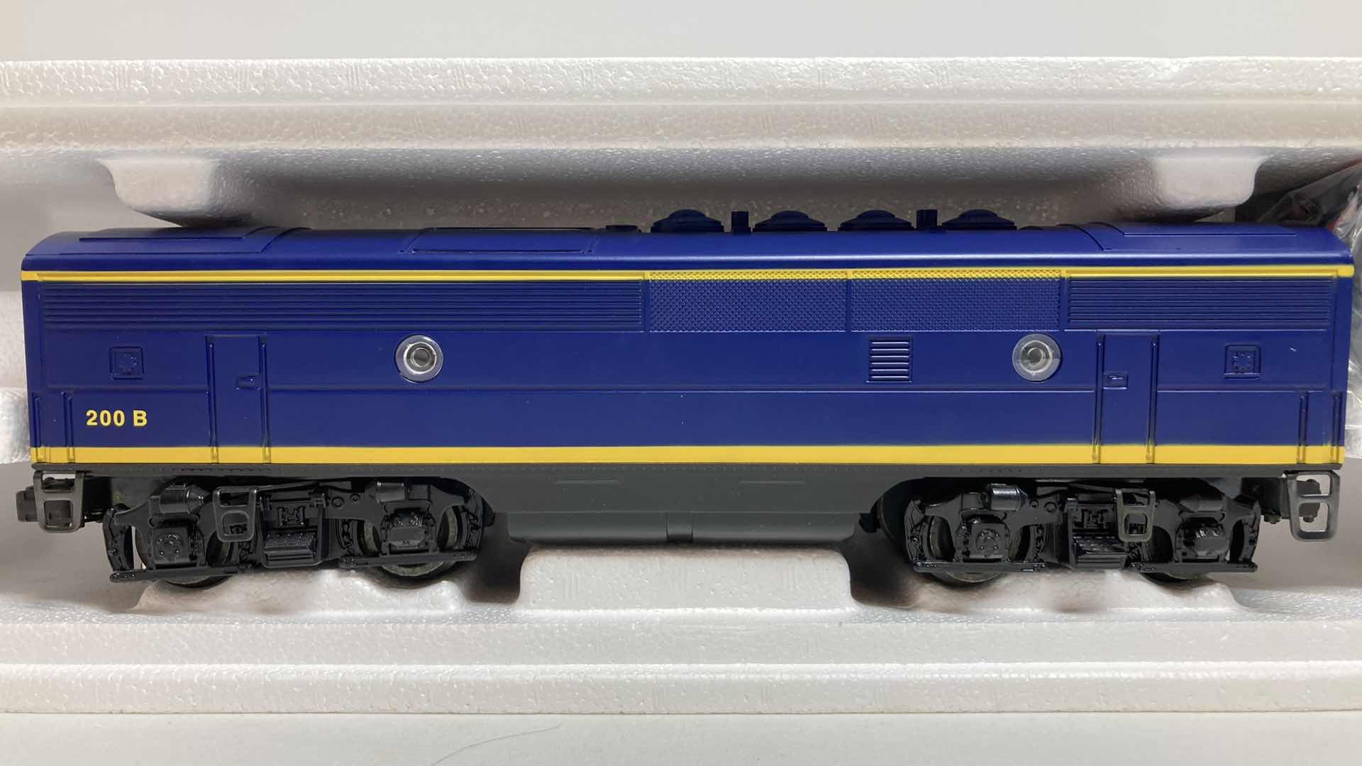 Photo 1 of LIONEL ELECTRIC TRAINS ATSF F-3 B-UNIT W RAILSOUNDS II TM TRAIN CAR 6-18122