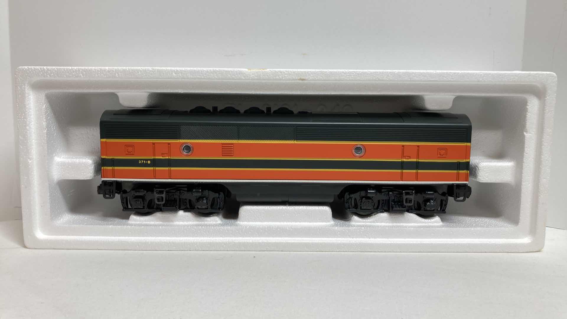 Photo 1 of LIONEL ELECTRIC TRAINS G.N. NON-POWERED F-3 B-UNIT TRAIN CAR 6-18108