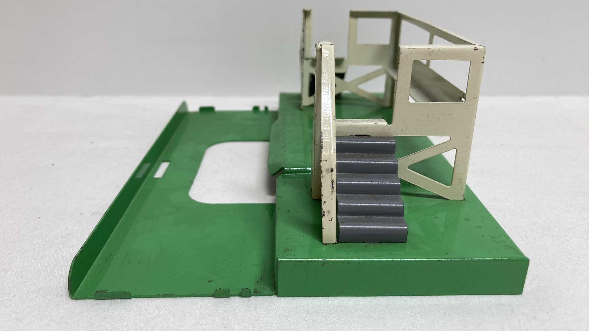 Photo 8 of LIONEL ELECTRIC TRAINS AUTOMATIC MILK CAR W UNLOADING PLATFORM NO.3472