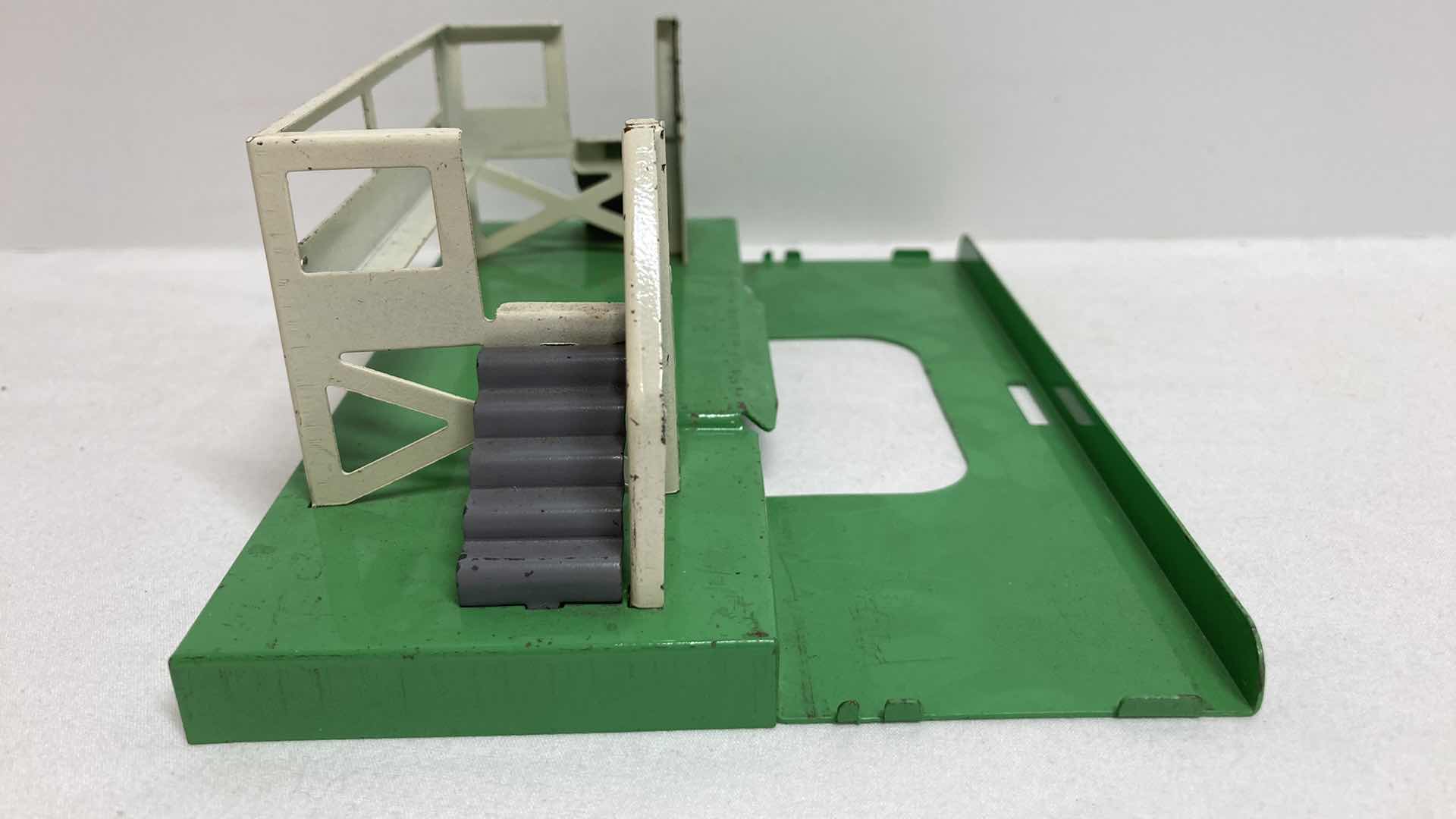 Photo 1 of LIONEL ELECTRIC TRAINS AUTOMATIC MILK CAR W UNLOADING PLATFORM NO.3472