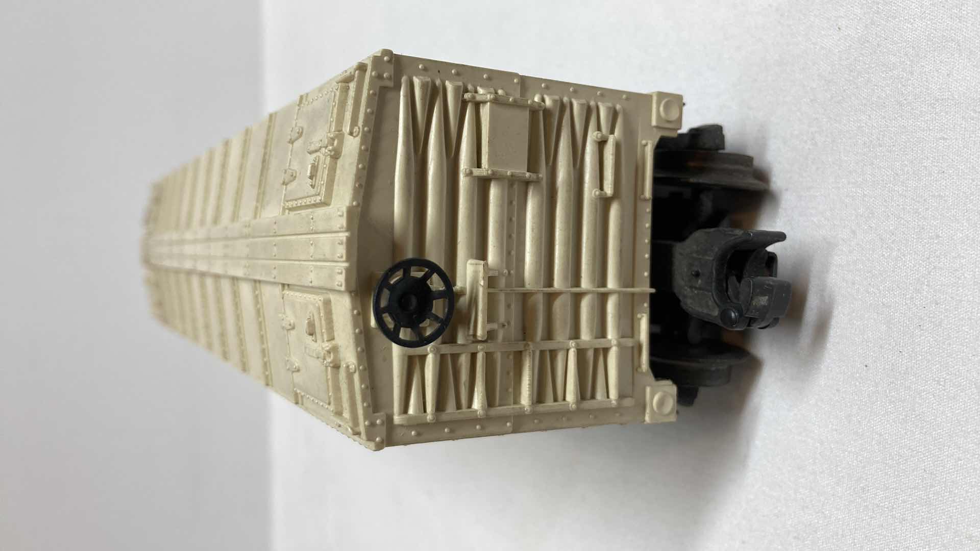 Photo 2 of LIONEL ELECTRIC TRAINS AUTOMATIC MILK CAR W UNLOADING PLATFORM NO.3472