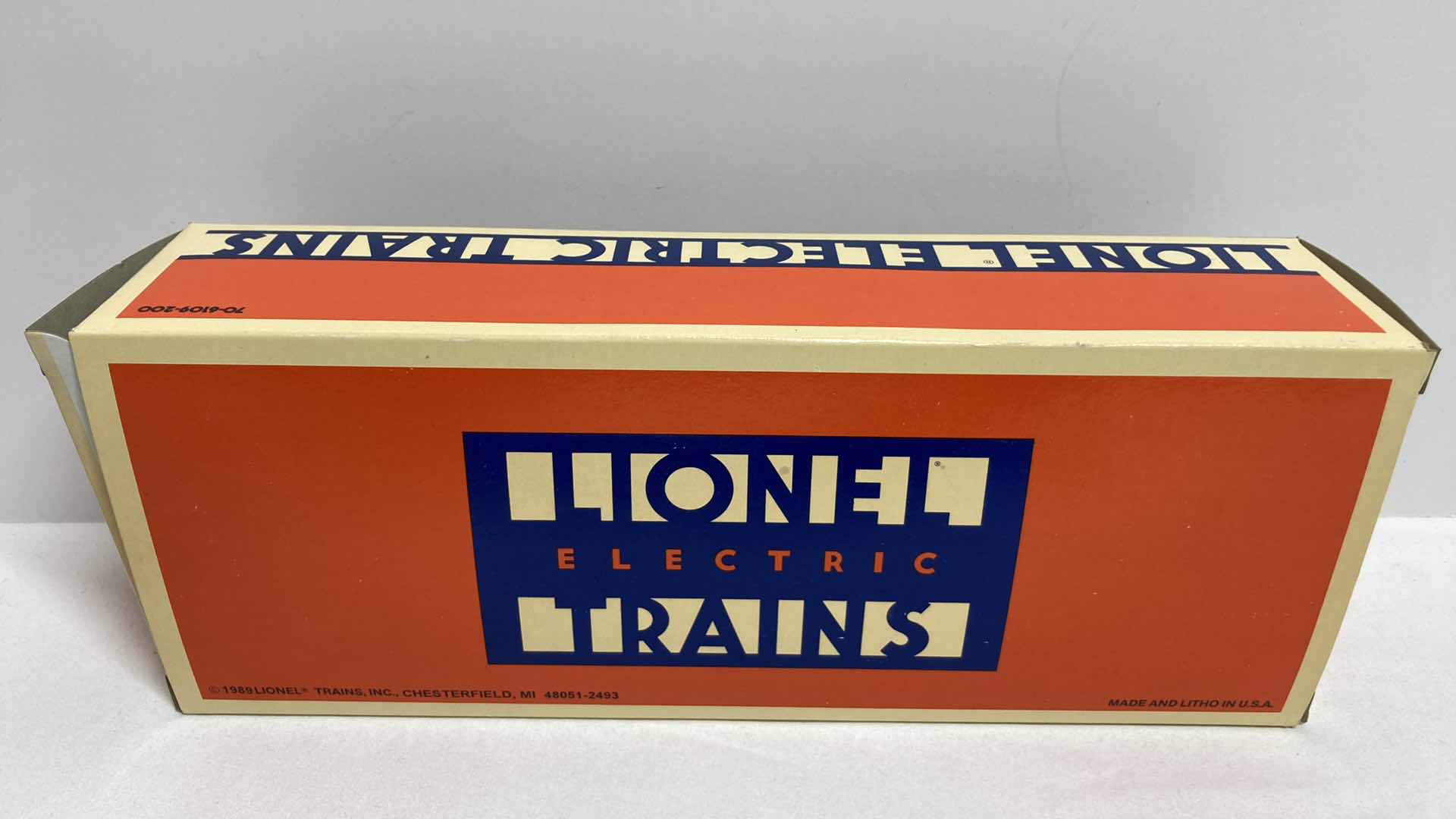 View 4 of LIONEL ELECTRIC TRAINS T.T.O.S 1995 CONVERSATION 6-52057 BOX CAR