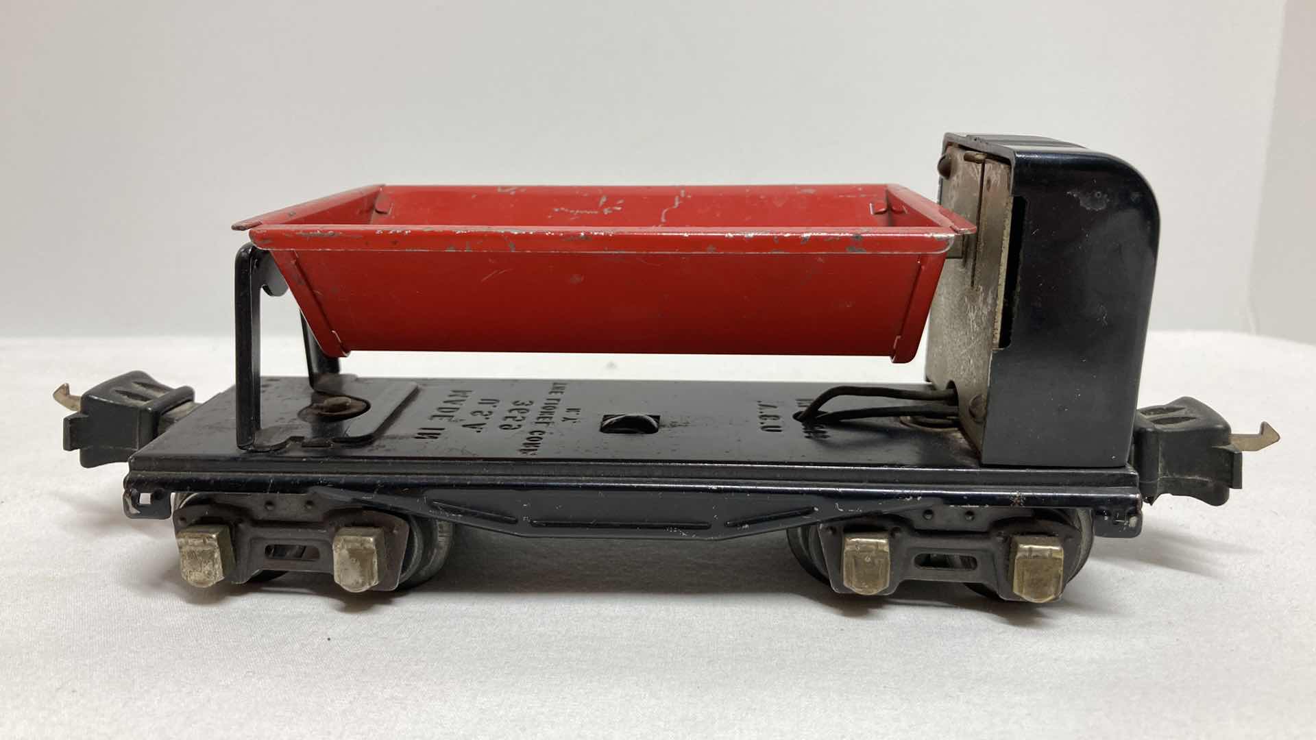 View 3 of LIONEL ELECTRIC TRAINS 027 & O GAUGE REMOTE CONTROL DUMP CAR 3659