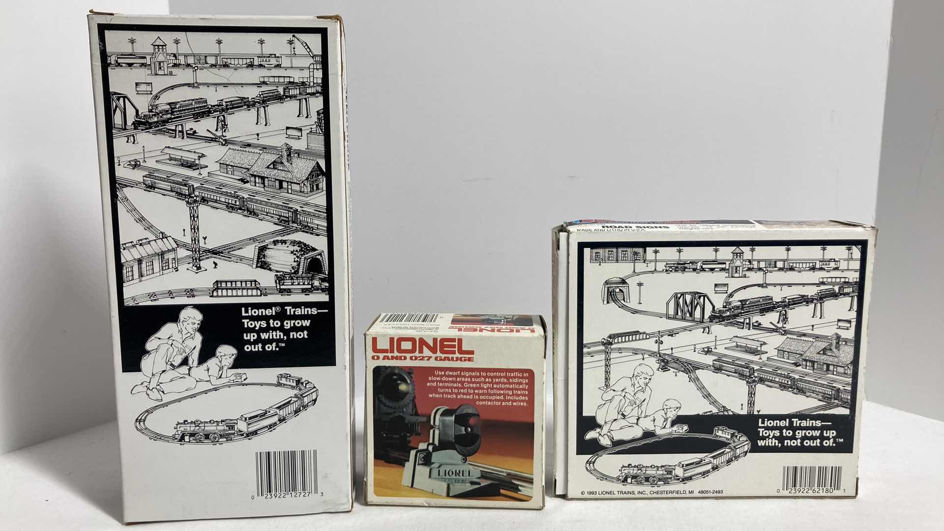 Photo 1 of LIONEL O & O27 GAUGE AUTOMATIC OPERATING SEMAPHORE, OPERATING DWARF SIGNAL & ROAD SIGNS