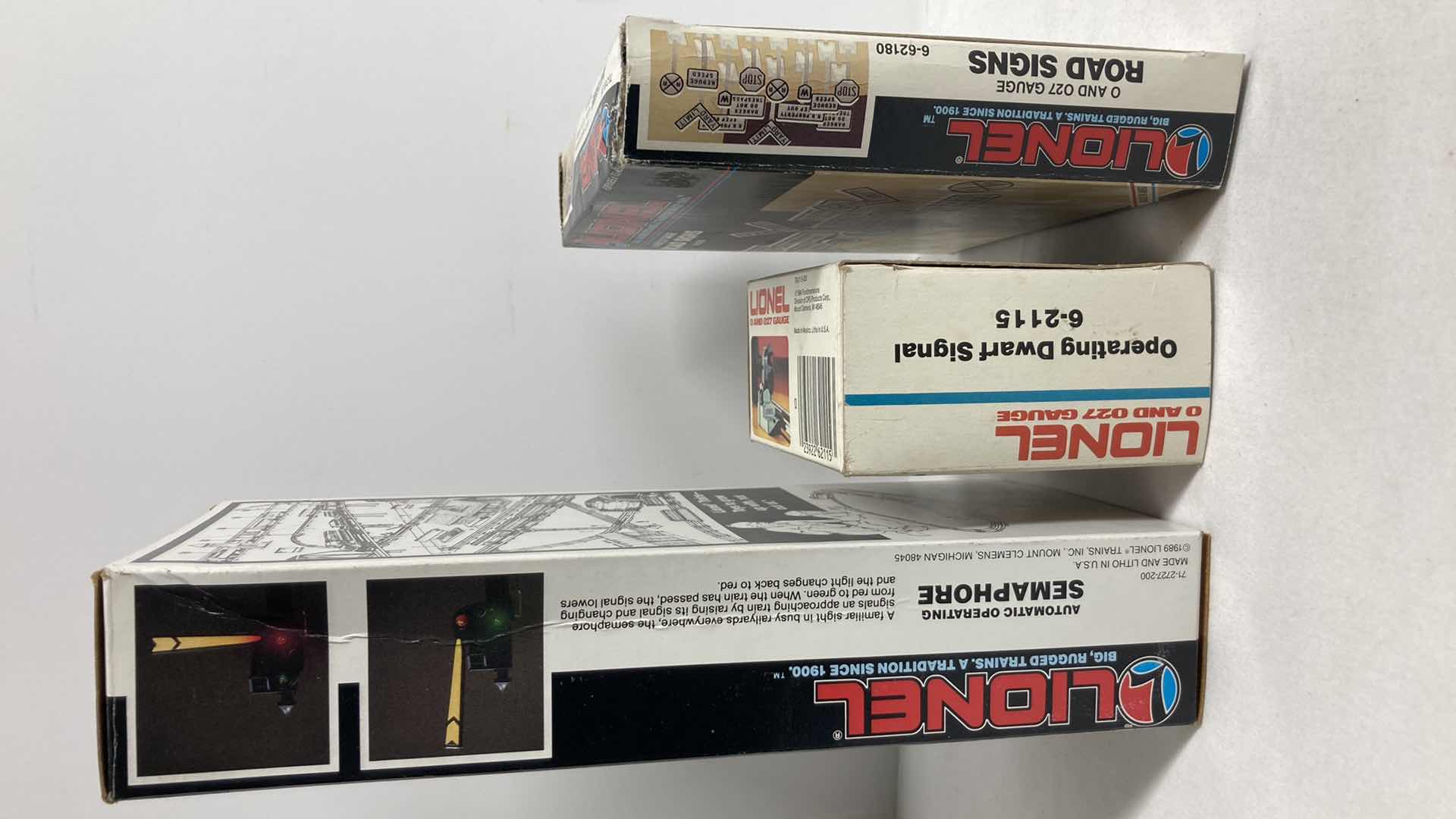Photo 1 of LIONEL O & O27 GAUGE AUTOMATIC OPERATING SEMAPHORE, OPERATING DWARF SIGNAL & ROAD SIGNS